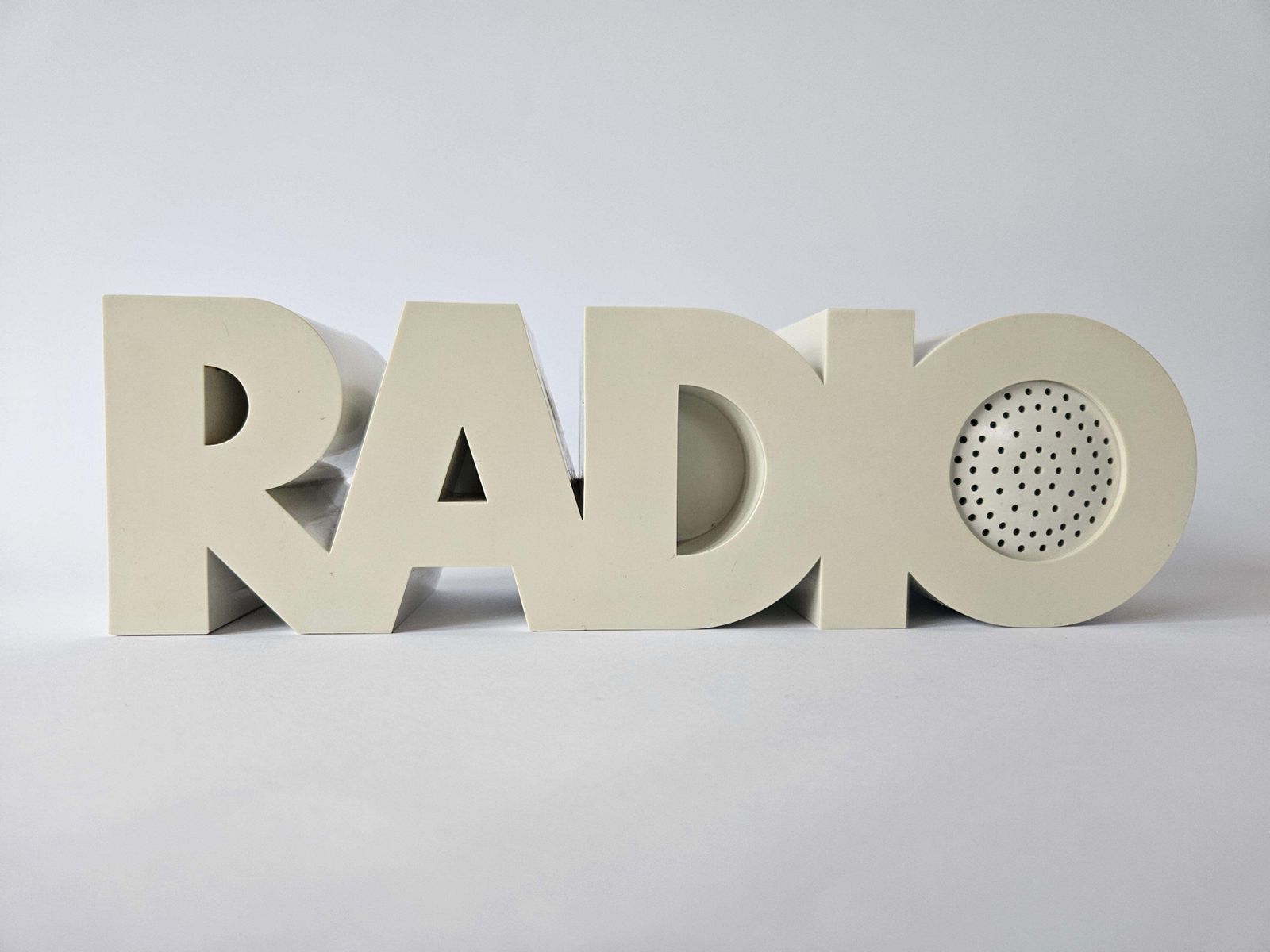 Zeldzame mid-century tafel- of bureauradio, Space Age, Italië, jaren 1970 photo for sale