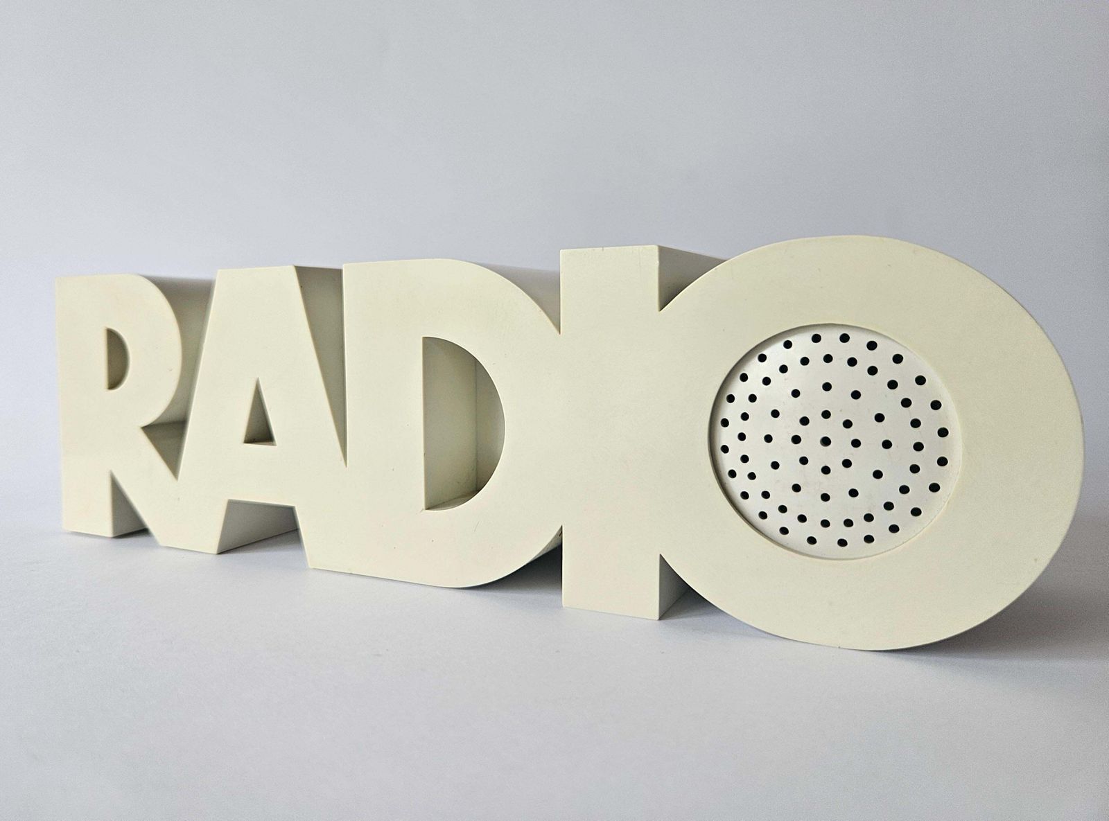 Zeldzame mid-century tafel- of bureauradio, Space Age, Italië, jaren 1970 photo 421.0