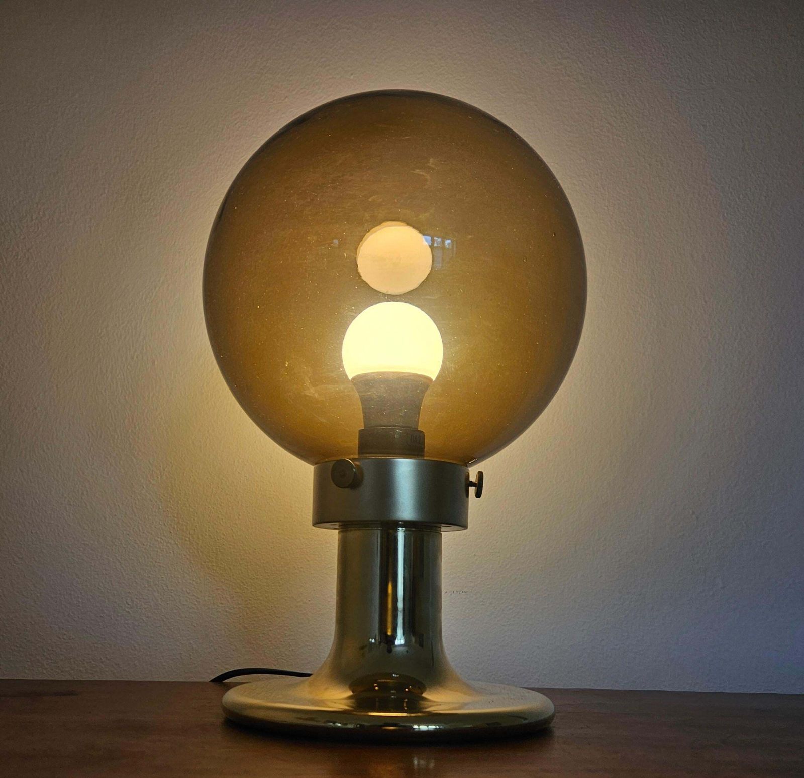 photo furniture Rare grande lampe de table en laiton mid-century, Suisse, années 1970