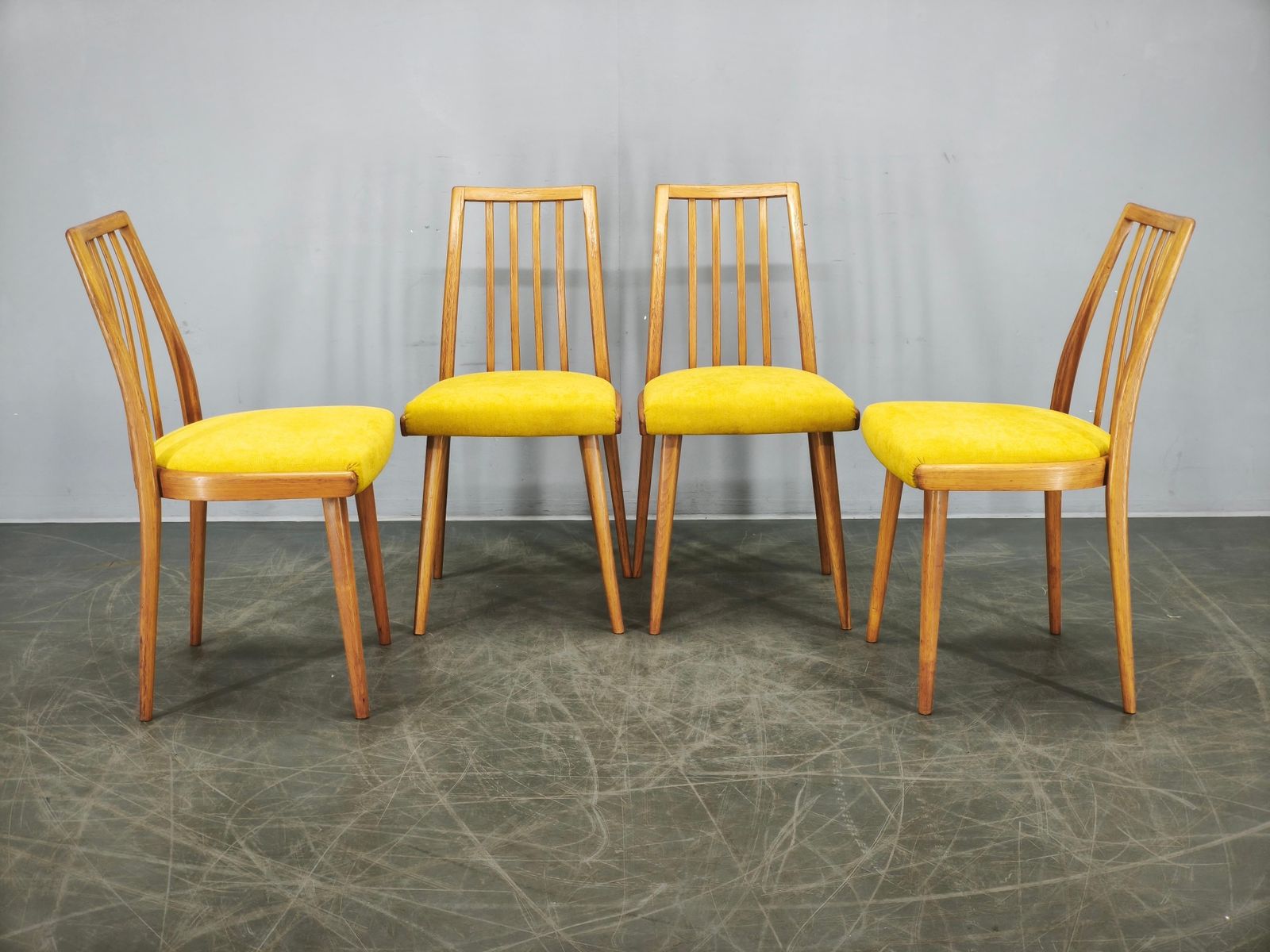 Set van 4 Mid-Century Ton Beuken Eetkamerstoelen, Tsjecho-Slowakije, jaren 1970 photo furniture