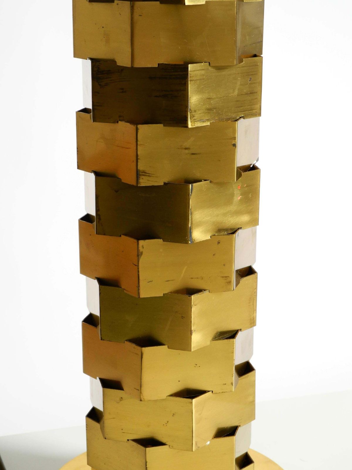 photo furniture Unieke messing tafellamp uit de jaren 1960 van Vereinigte Werkstätten met verlichte voet