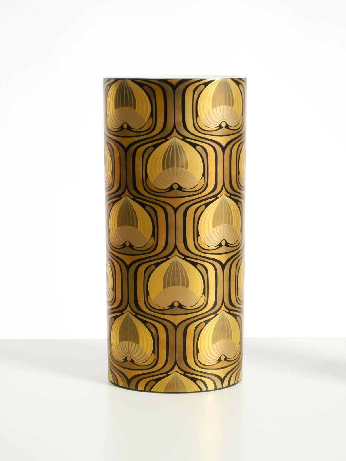 photo furniture Twee porseleinen vazen uit de jaren 1970 van Björn Wiinblad voor Rosenthal Studio Linie
