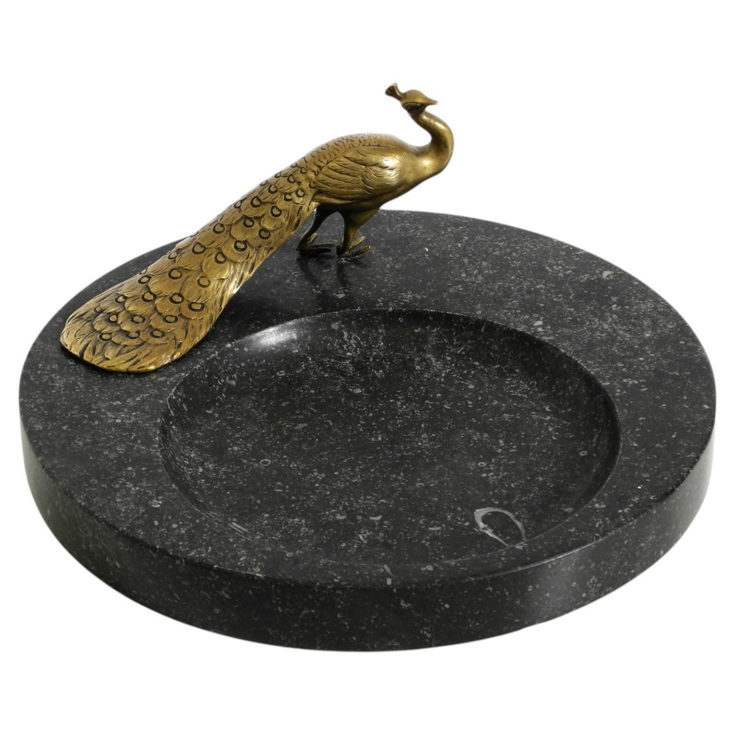 Grote zwarte granieten valet tray met messing pauw, ca. 1920