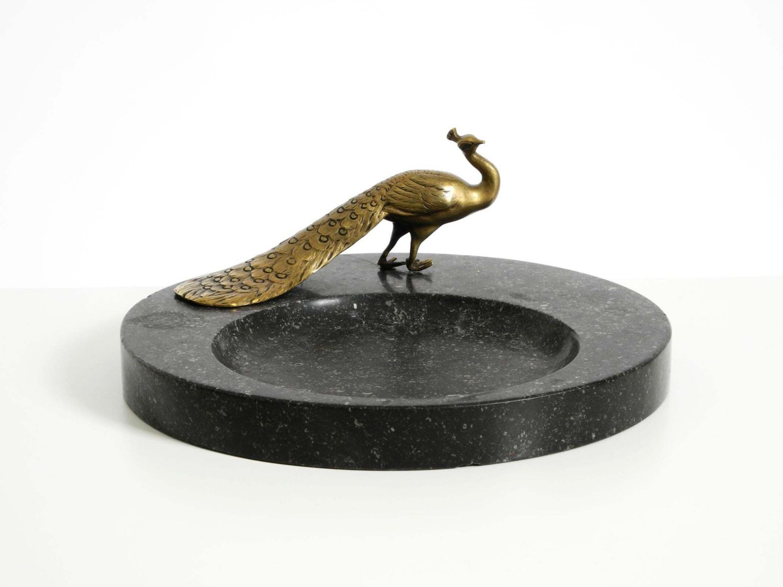 Grote zwarte granieten valet tray met messing pauw, ca. 1920 photo furniture
