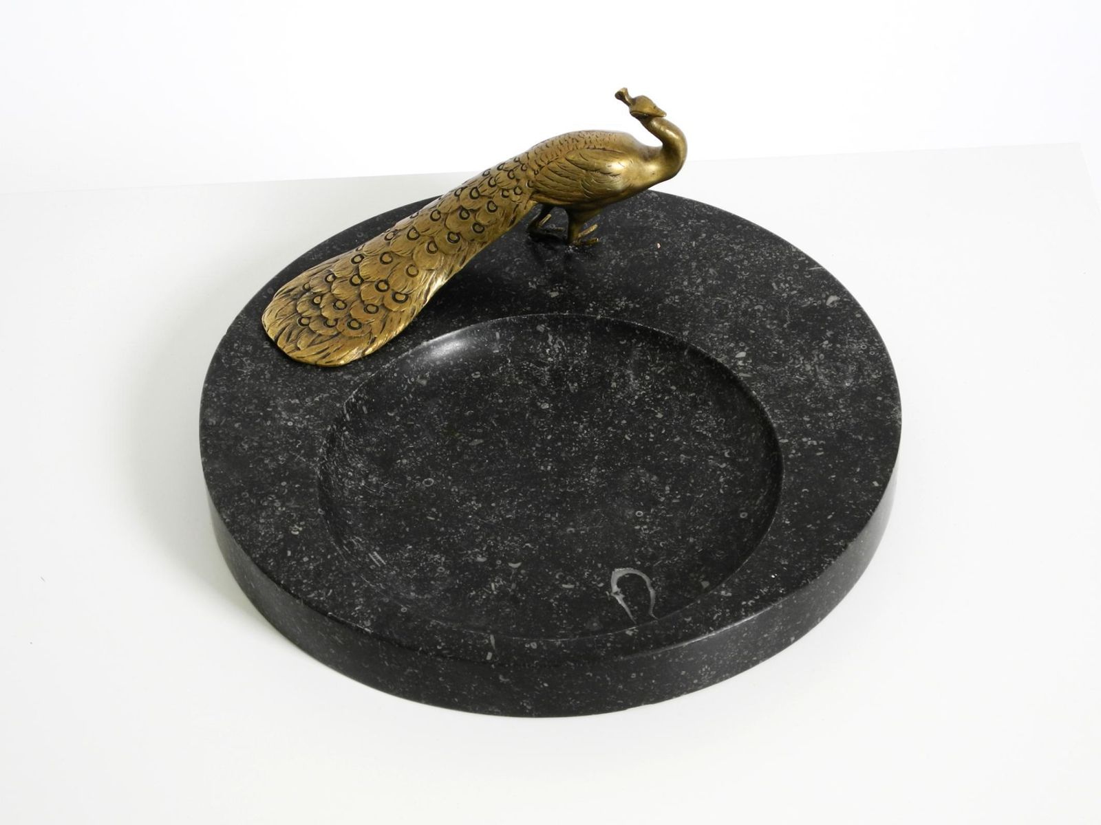 Grote zwarte granieten valet tray met messing pauw, ca. 1920 photo vinterior