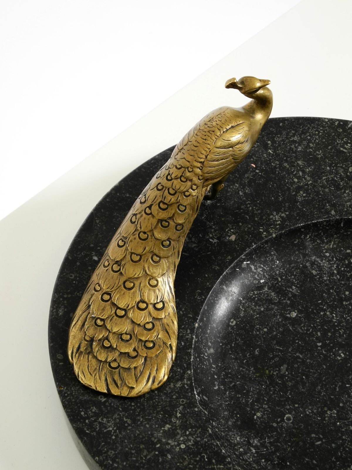 photo for sale Grote zwarte granieten valet tray met messing pauw, ca. 1920