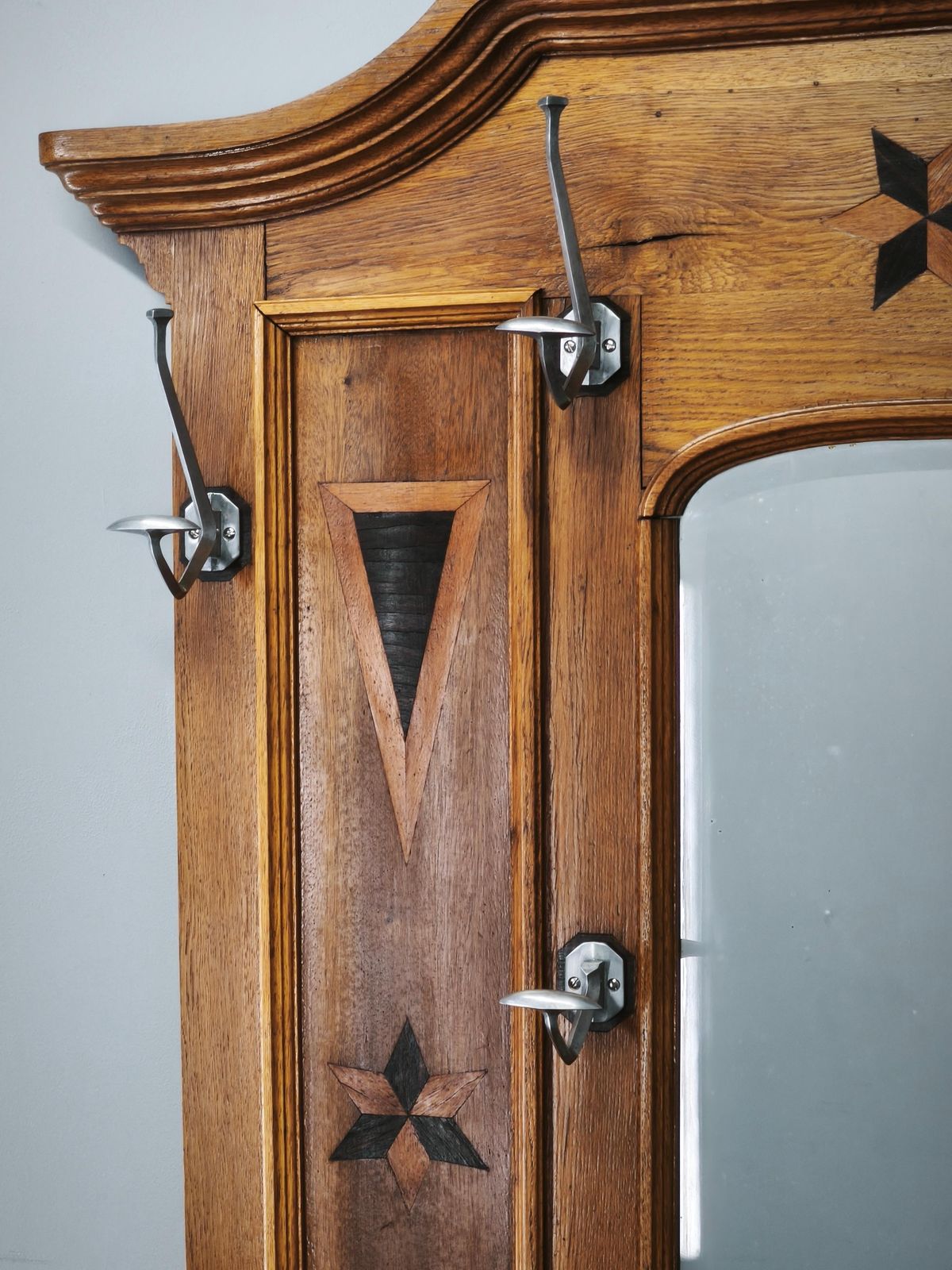 photo furniture 19e-eeuwse Gründerzeit kapstok van ingelegd eikenhout met spiegel, ca. 1890