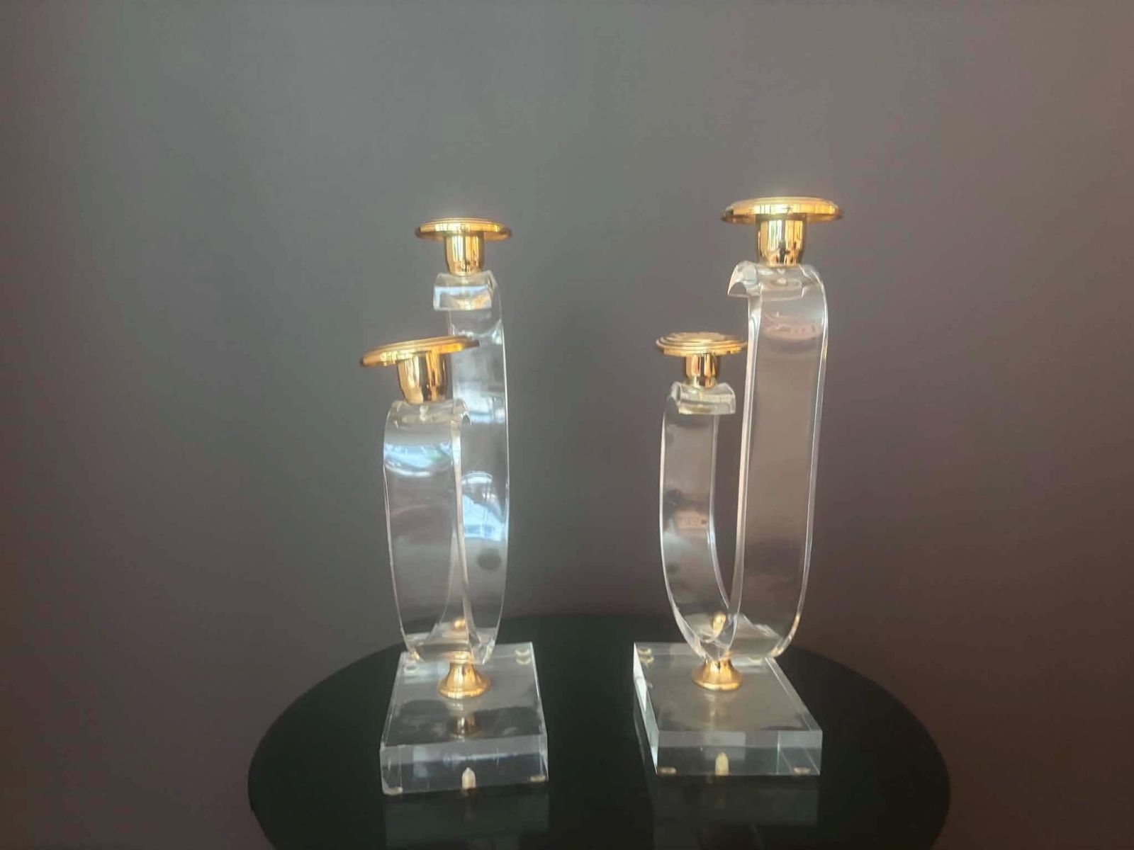 Paar vintage kandelaars van helder acryl met twee lichten, goudkleurige kaarsenhouders, rechthoekige Lucite-voeten, Hollywood Regency-stijl photo 170.0