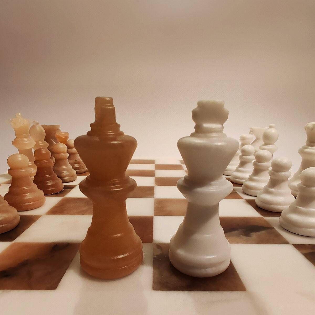photo for sale Jeu d'échecs vintage de luxe en albâtre d'Italie sculpté à la main, Volterra, années 1970   °°°°Expédition avec droits et taxes prépayés vers le Royaume-Uni.