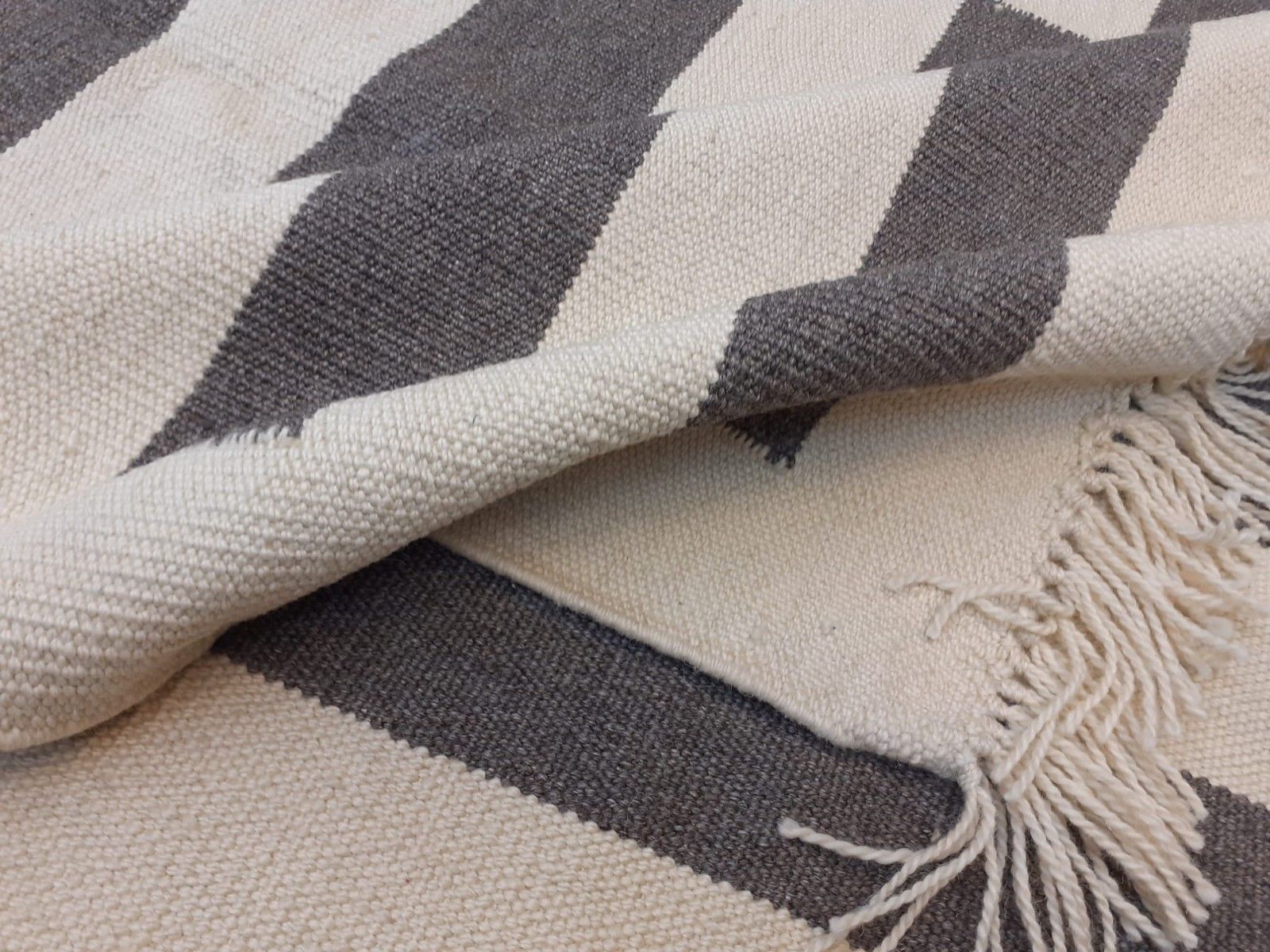 Tapis Kilim turc contemporain tissé à la main, 8 x 10,7 ft, laine naturelle non teinte 100 % photo furniture