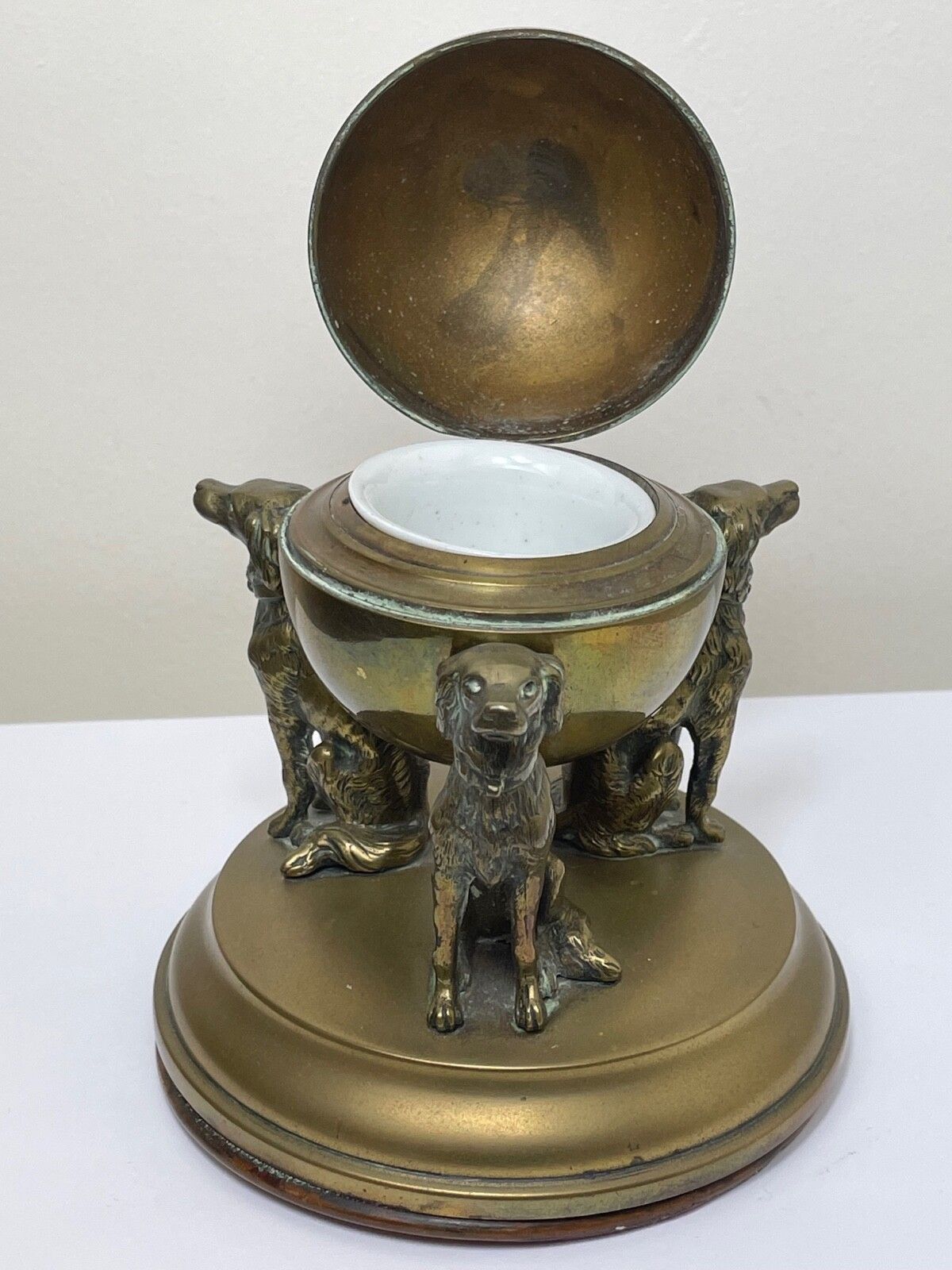 Victoriaans massief messing inktpot met 3 Irish Setter honden die een globe ondersteunen photo for sale
