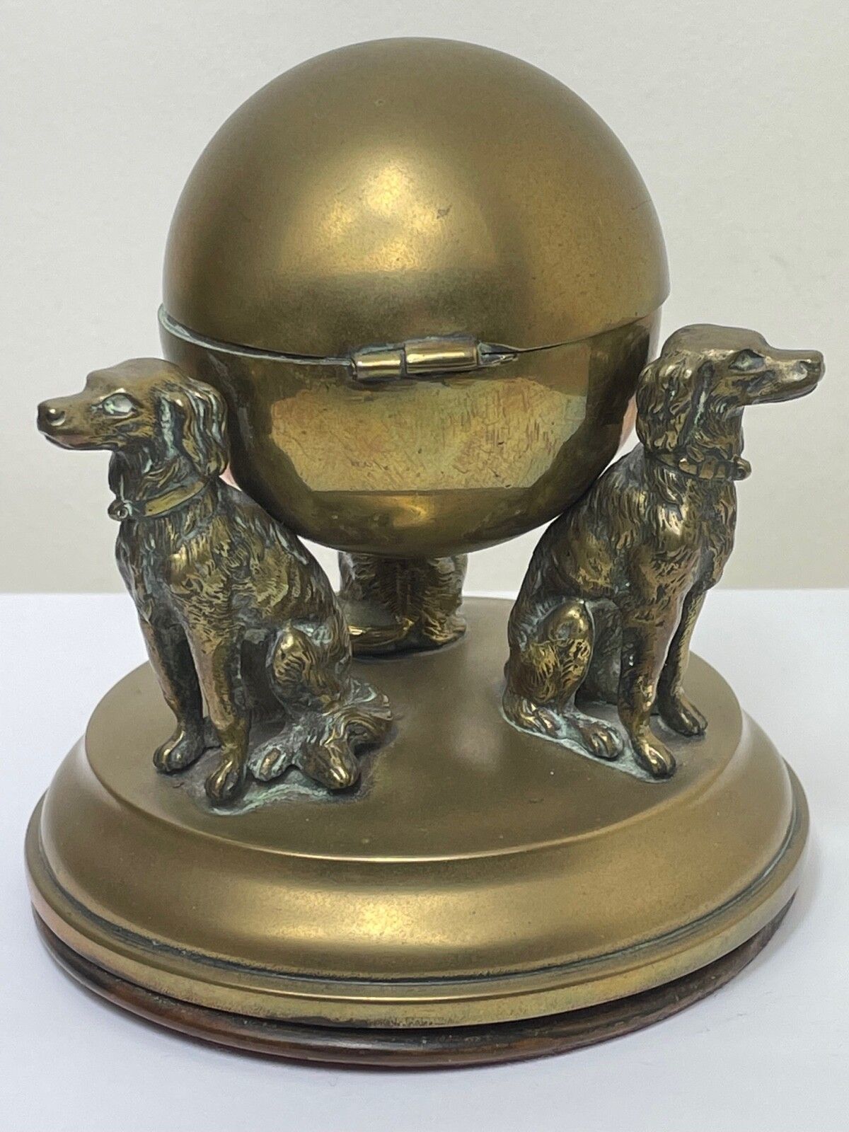 Victoriaans massief messing inktpot met 3 Irish Setter honden die een globe ondersteunen photo vintage