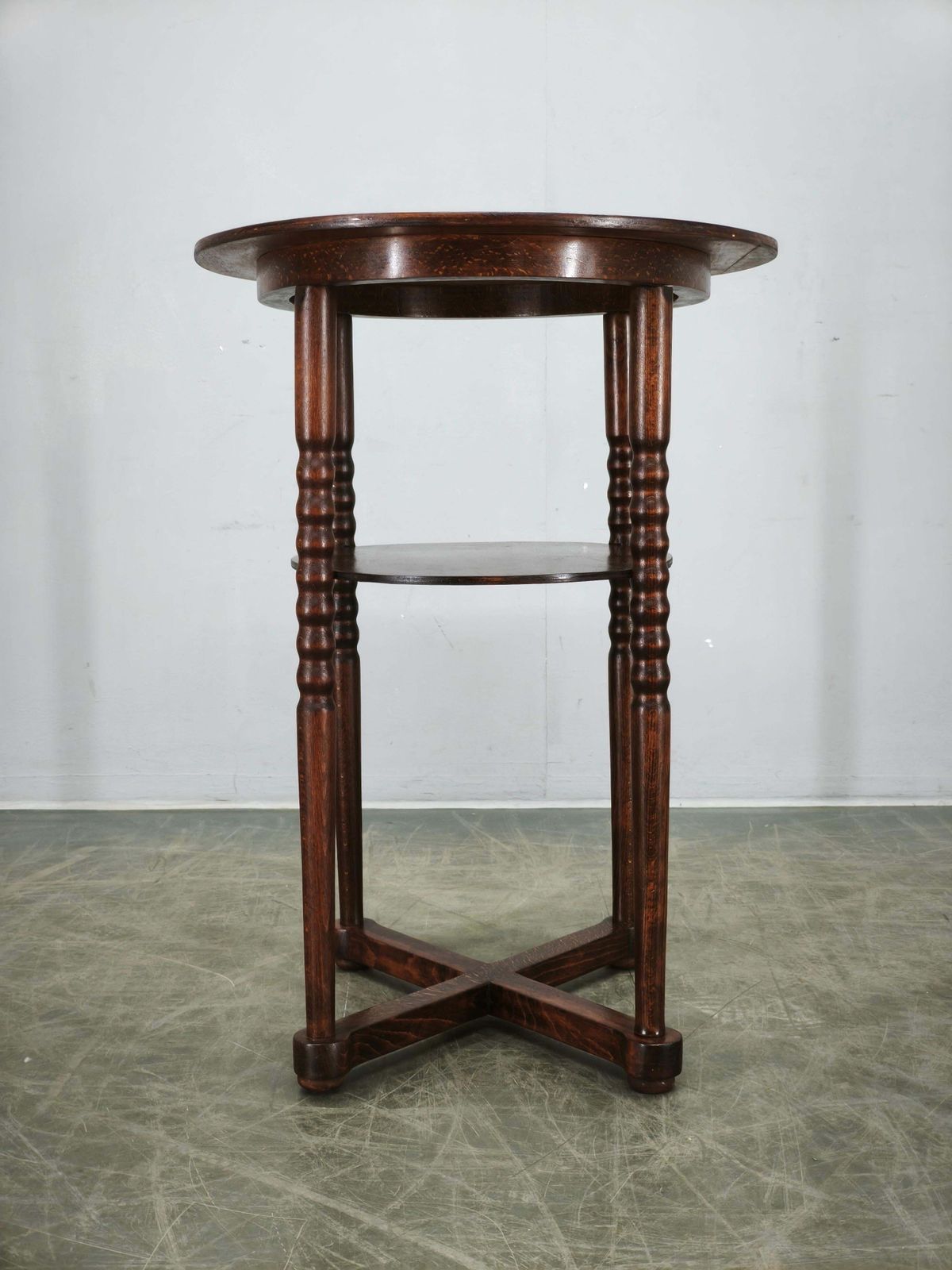Tsjechische art deco ovale bijzettafel van beukenhout met onderste schap, ca. jaren 1920 photo Meubels