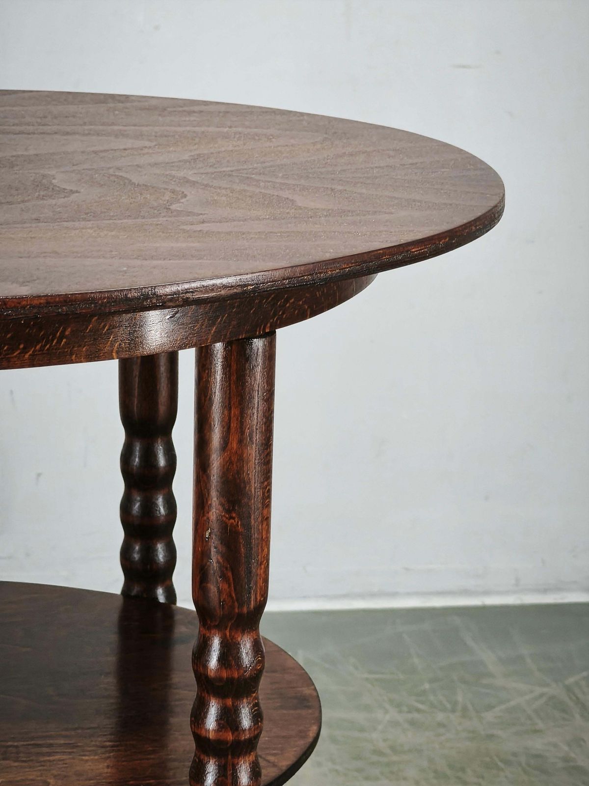 Table d'appoint Art déco ovale en hêtre avec tablette inférieure, Tchécoslovaquie, années 1920 photo vinterior