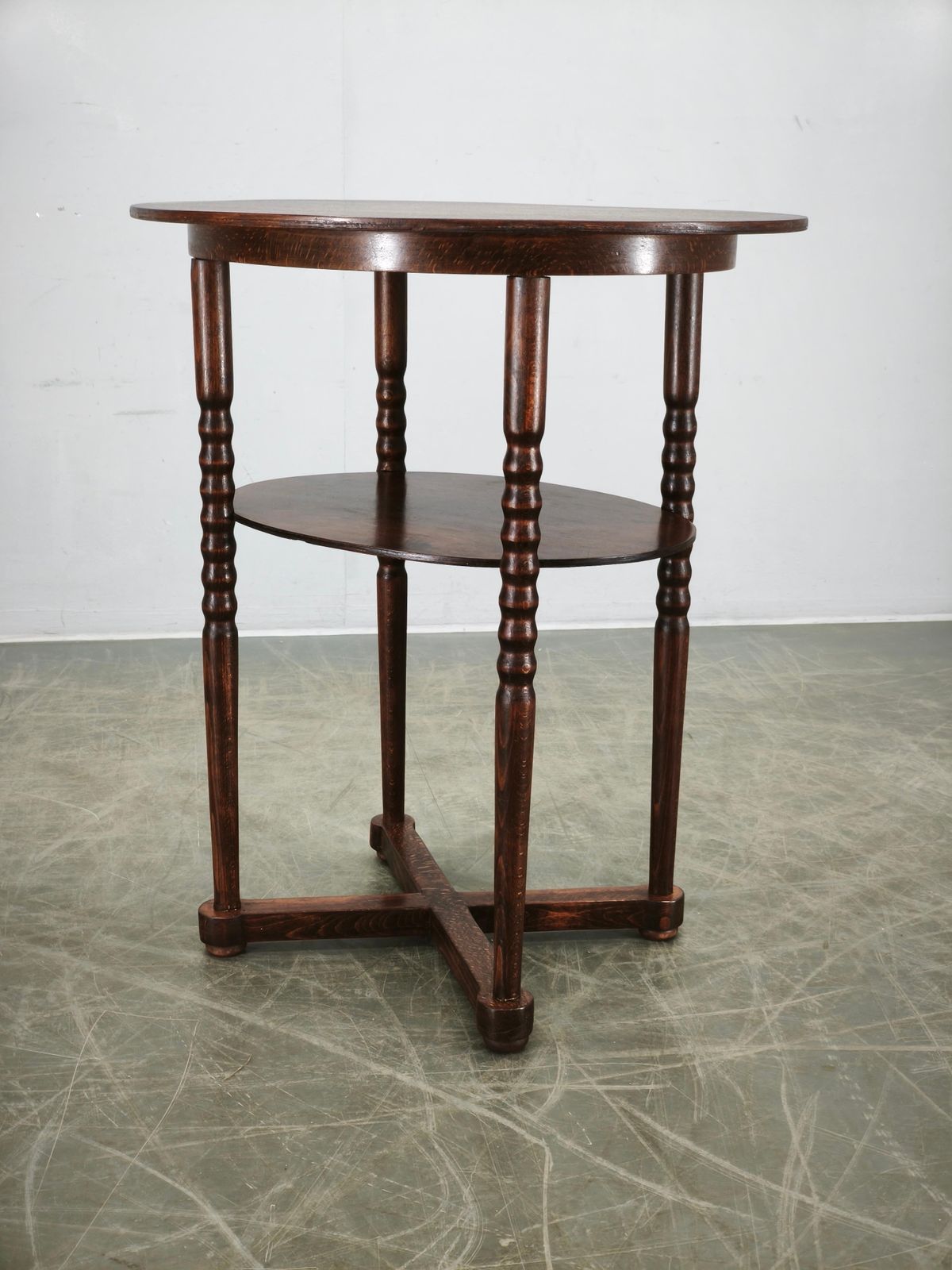 551.0 Tsjechische art deco ovale bijzettafel van beukenhout met onderste schap, ca. jaren 1920 photo