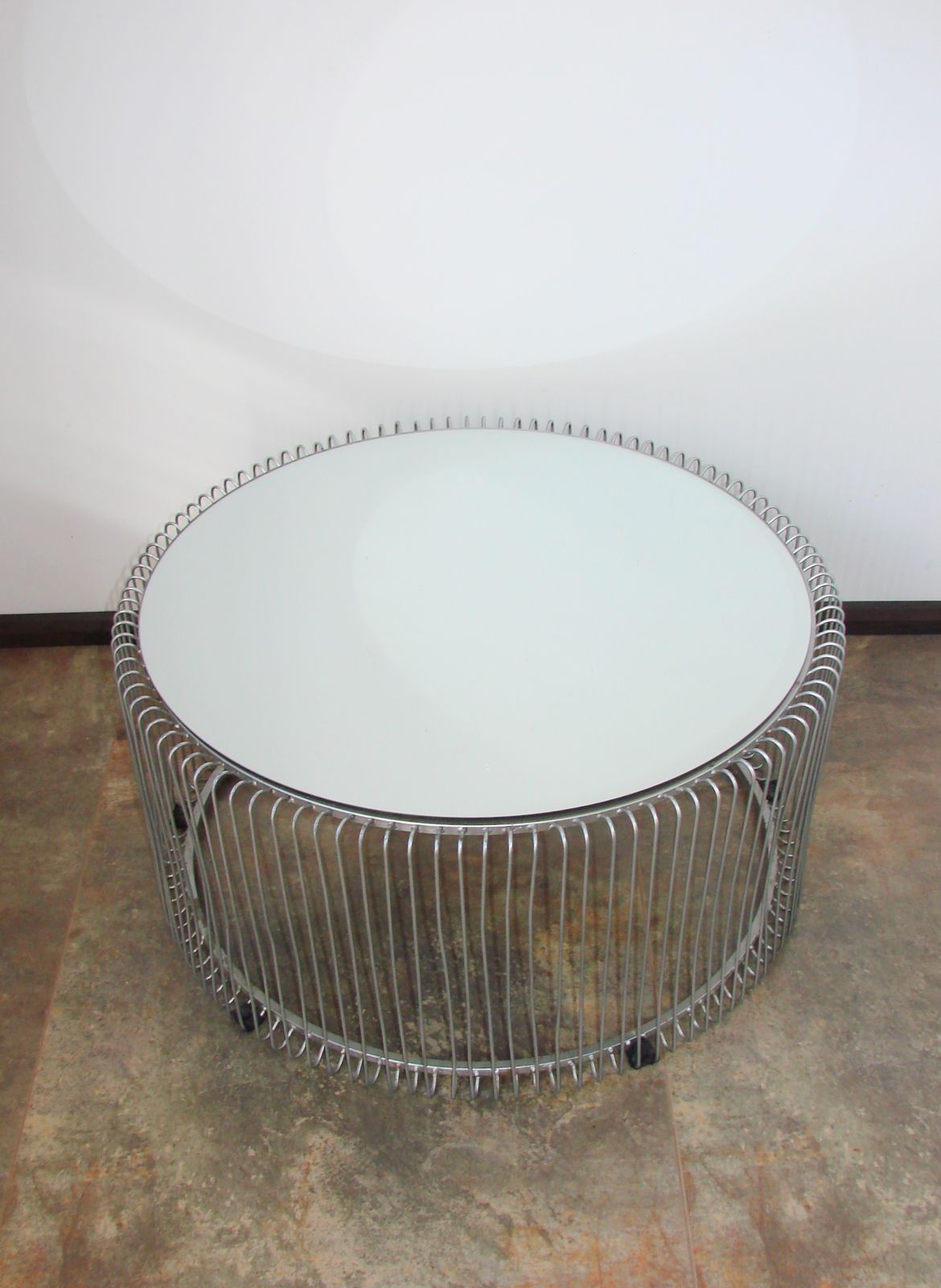 Ronde salontafel met gespiegeld blad, ca. jaren 1990. photo furniture