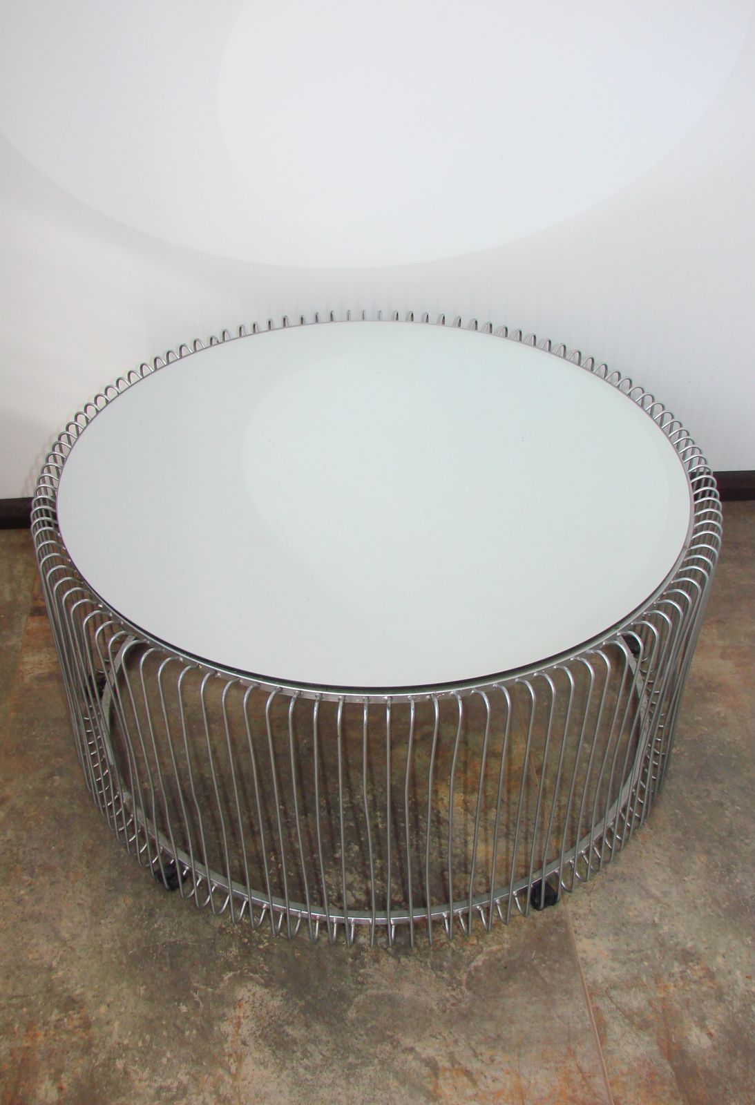 Ronde salontafel met gespiegeld blad, ca. jaren 1990. photo Meubels