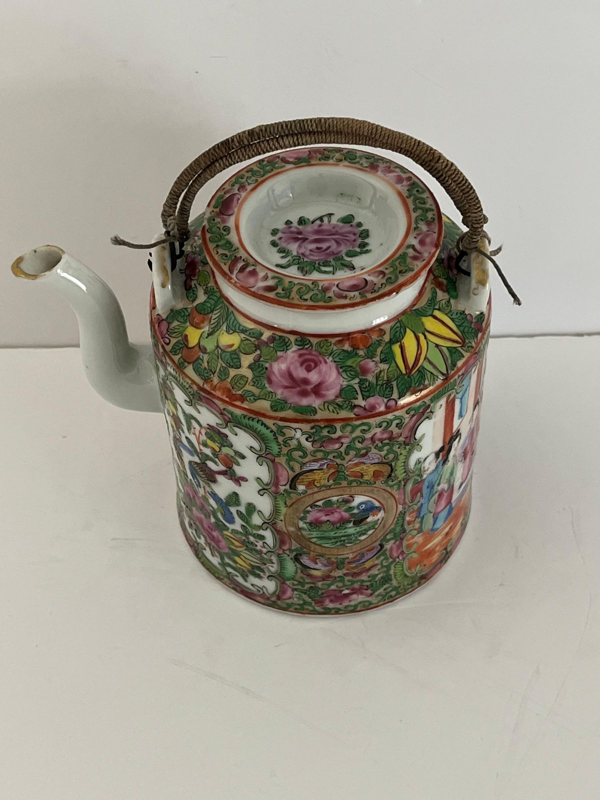 Chinese exportporselein theepot Rose Medallion, handgeschilderd, Qing ca. 1810 photo furniture