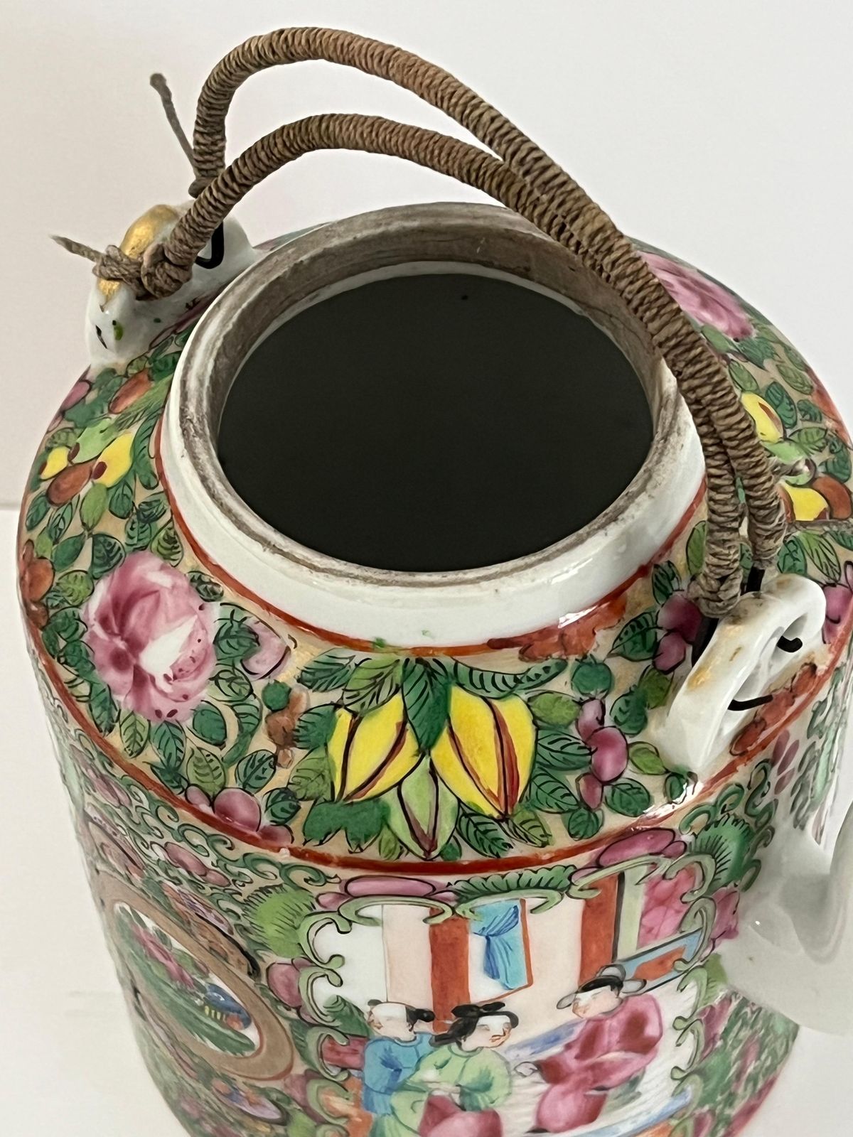 Woonaccessoires Chinese exportporselein theepot Rose Medallion, handgeschilderd, Qing ca. 1810 photo
