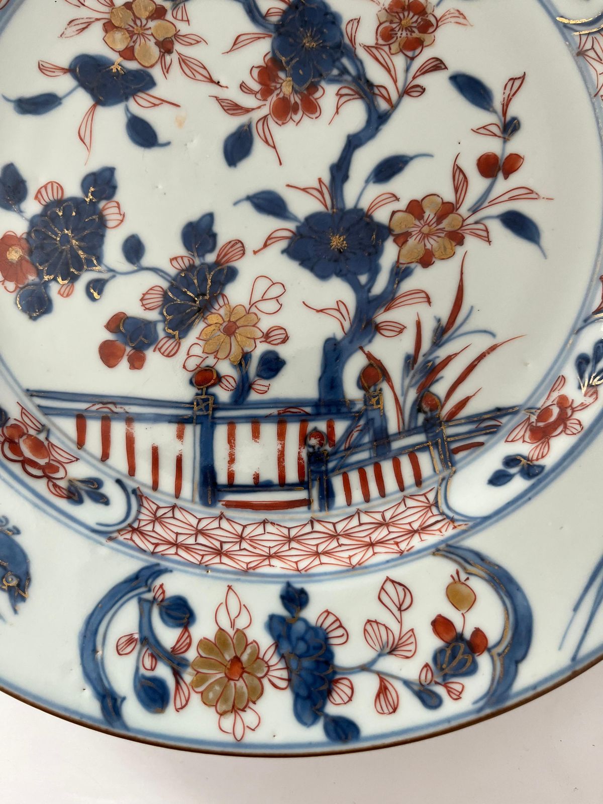 Woonaccessoires Chinees Kangxi Imari bord, porselein met bloemmotief, hek en vliegende vogels, ca. 1700 photo