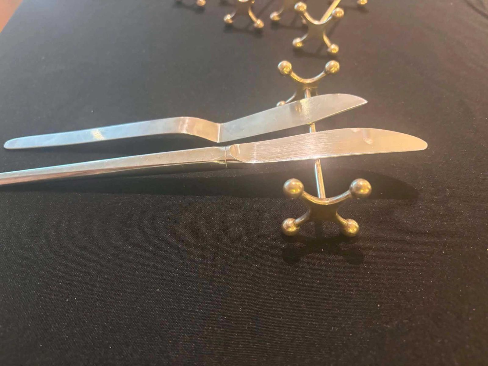 Woonaccessoires Set van 9 Franse verzilverde messenleggers van Orfèvrerie Frion Parijs – Art Deco jack-vorm, Métal Blanc, antiek tafelgerei photo