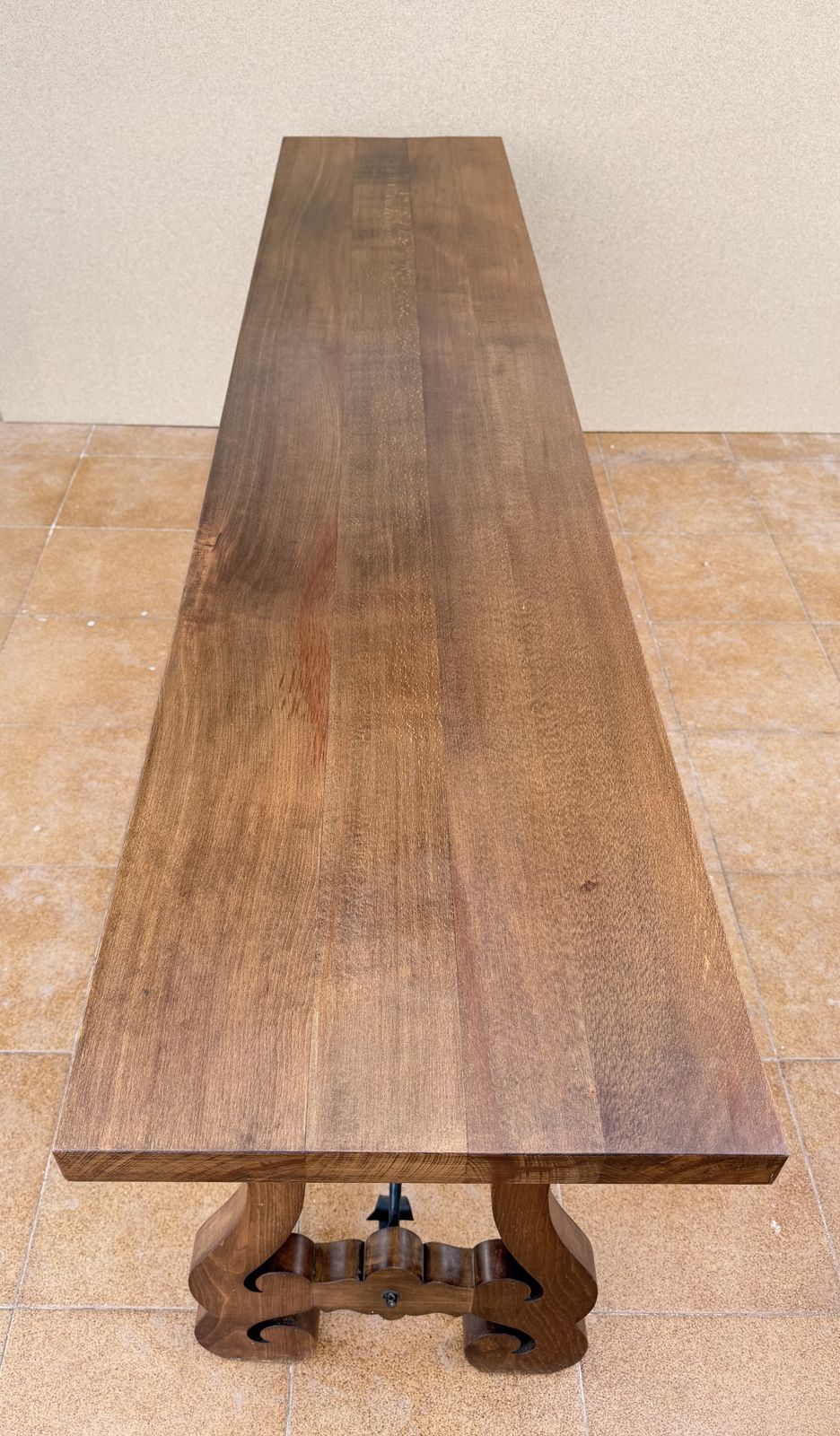 photo vinterior Spaanse rustieke consoletafel van gesneden hout, midden 20e eeuw