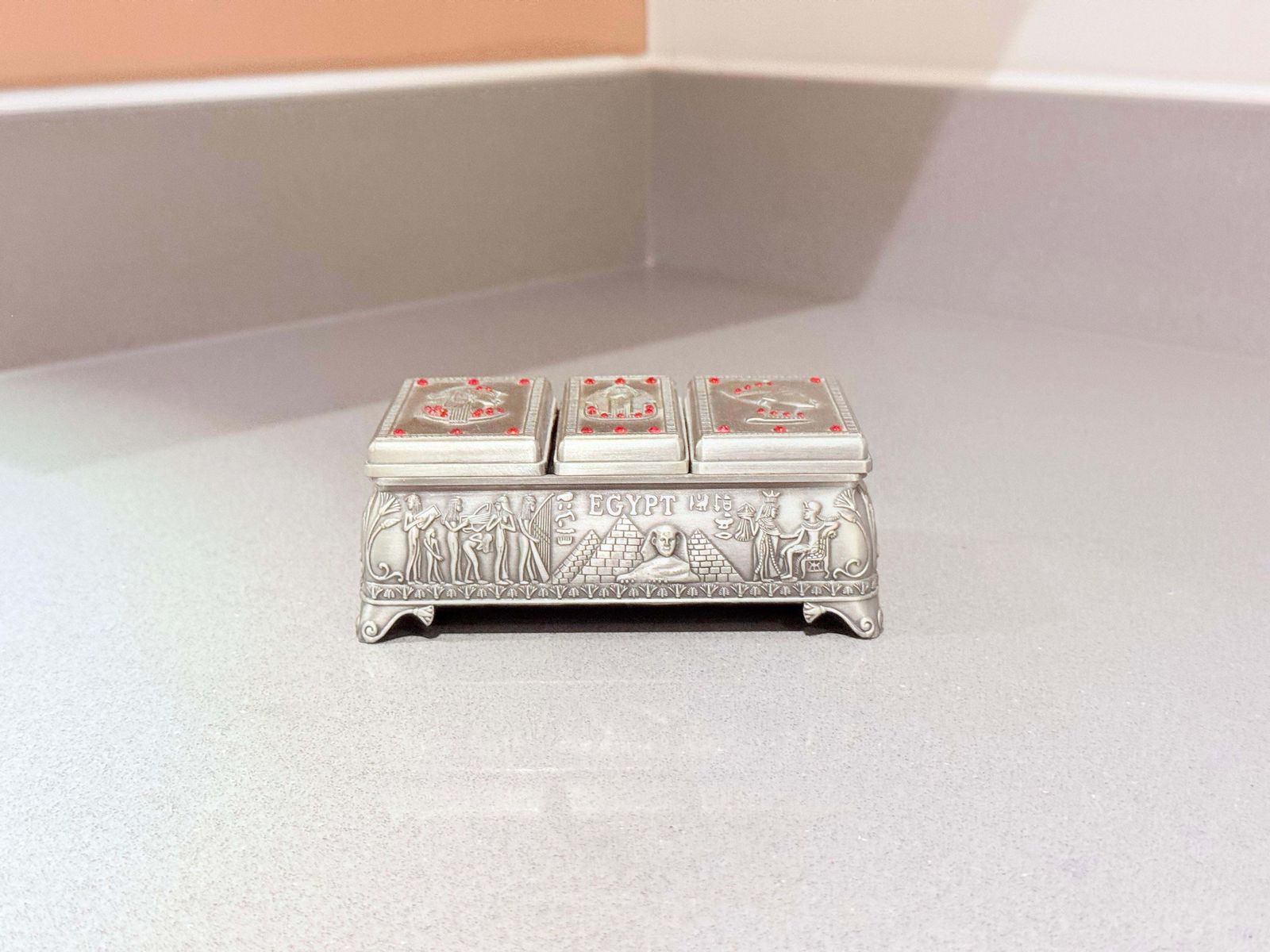 Antiek zilveren doosje, Egyptisch decoratief sieradendoosje, casket, woondecoratie photo furniture