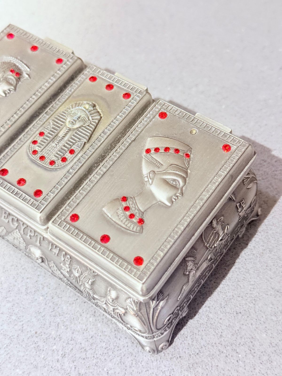 Antiek zilveren doosje, Egyptisch decoratief sieradendoosje, casket, woondecoratie photo buy