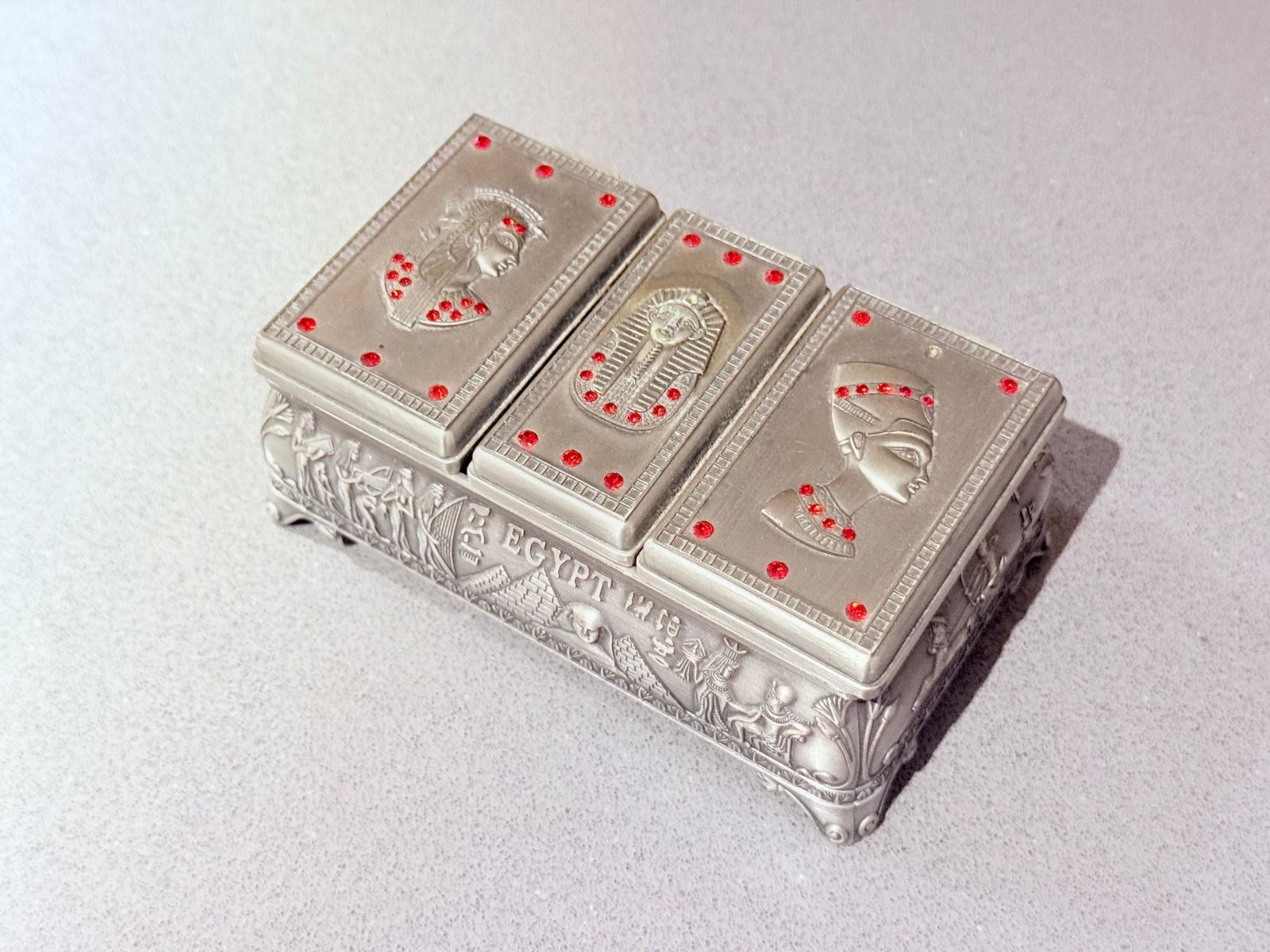 Antiek zilveren doosje, Egyptisch decoratief sieradendoosje, casket, woondecoratie photo vintage