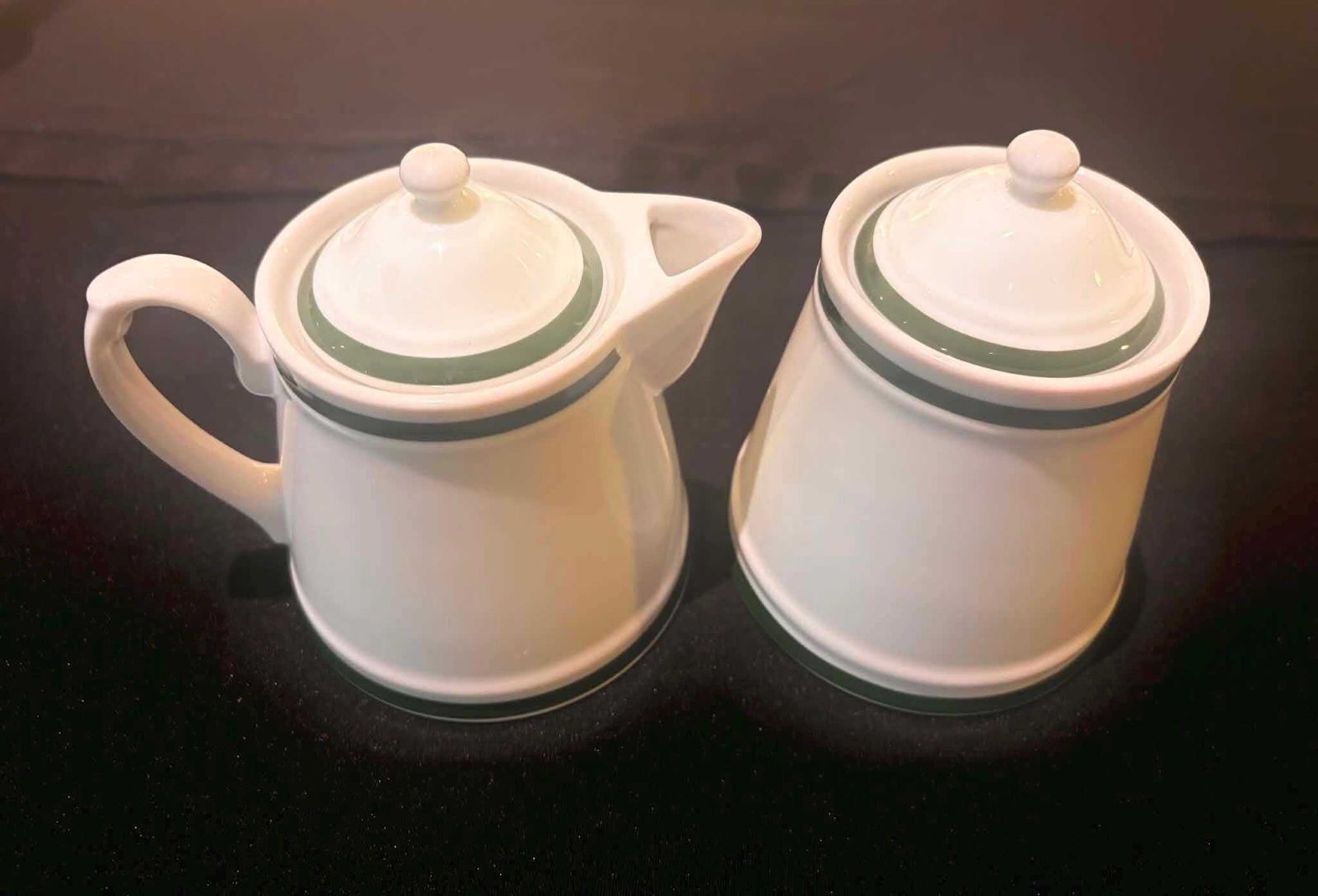 Vintage Williams Sonoma Brasserie Green roomkannetje en suikerpot – Made In Japan, wit porselein met groene streep, café-servies photo vintage