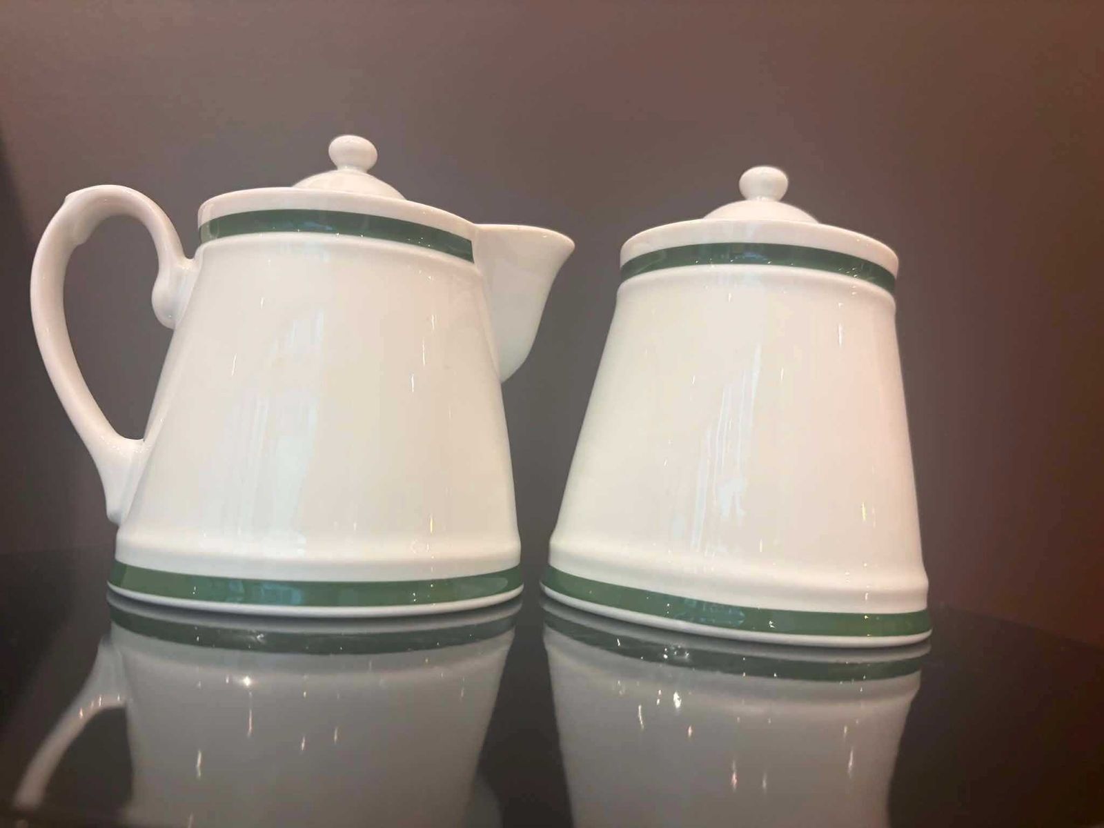 photo vintage Vintage Williams Sonoma Brasserie Green roomkannetje en suikerpot – Made In Japan, wit porselein met groene streep, café-servies