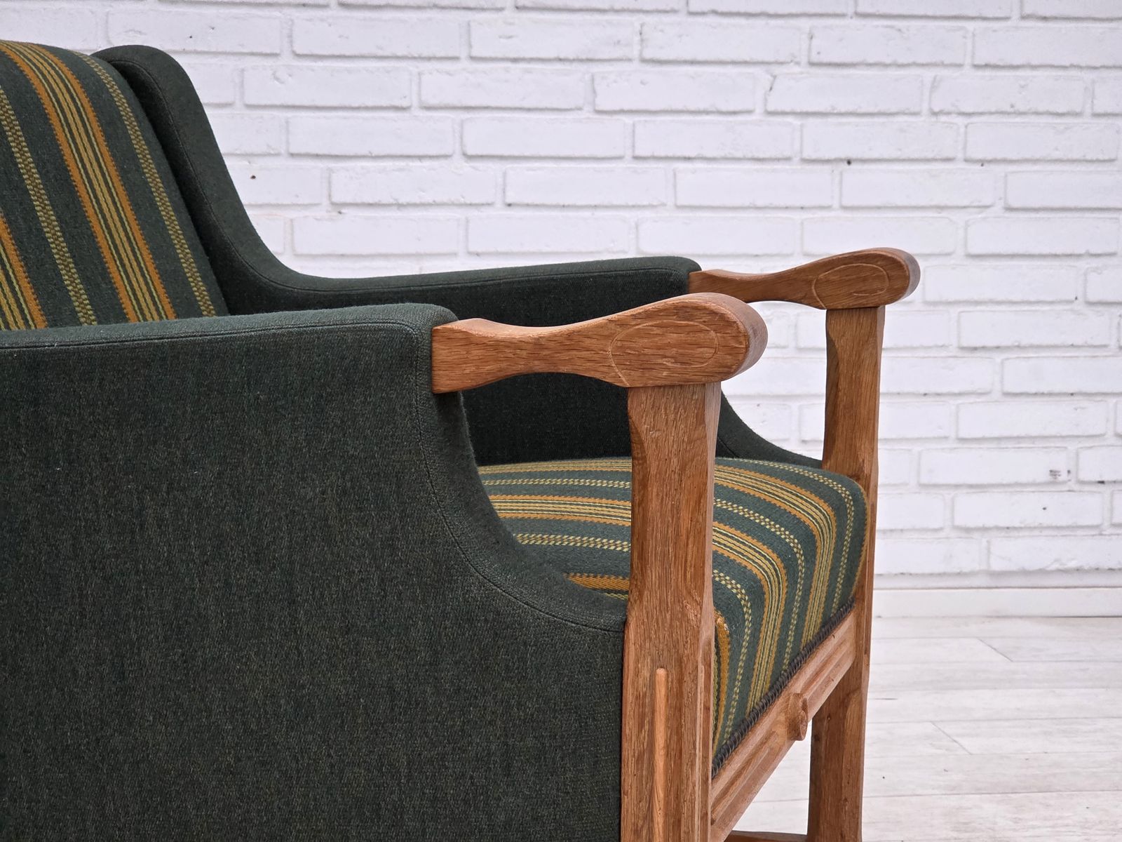 Ca. jaren 1970, Deense fauteuil, groene meubelwol, massief eikenhout. photo Meubels