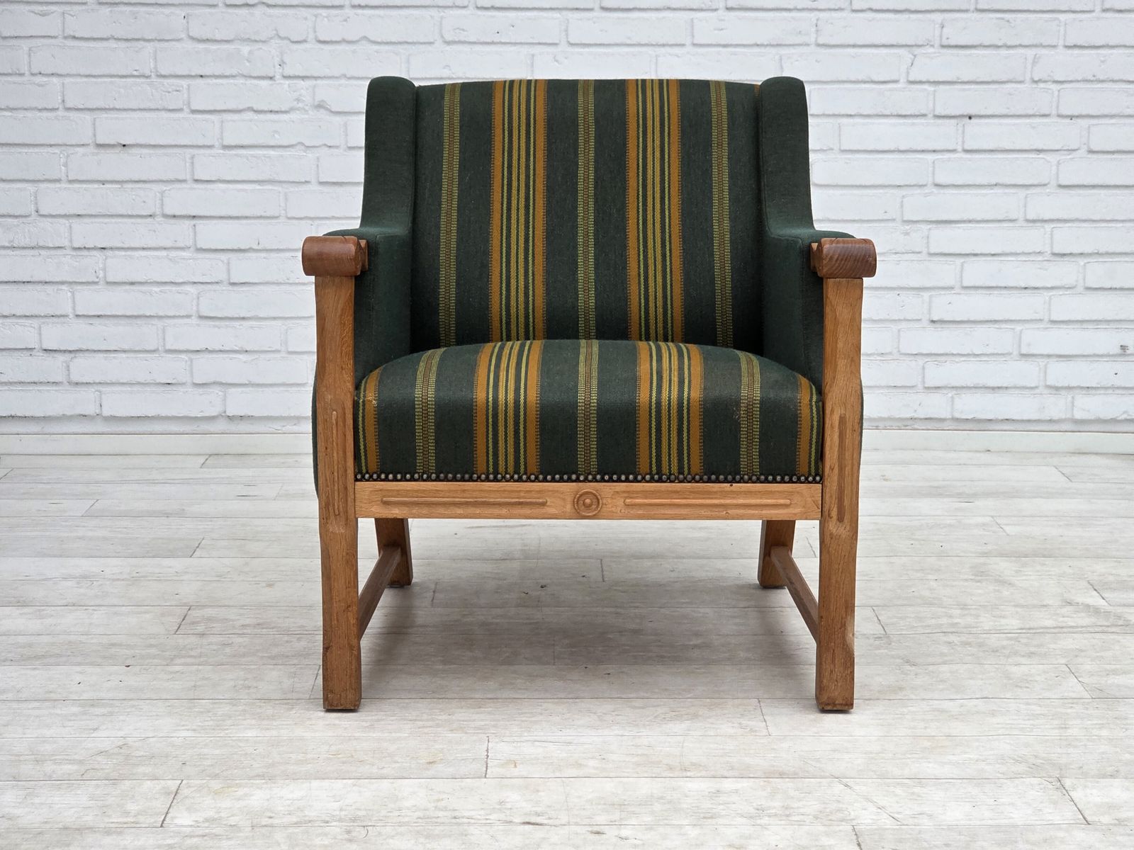 photo furniture Ca. jaren 1970, Deense fauteuil, groene meubelwol, massief eikenhout.