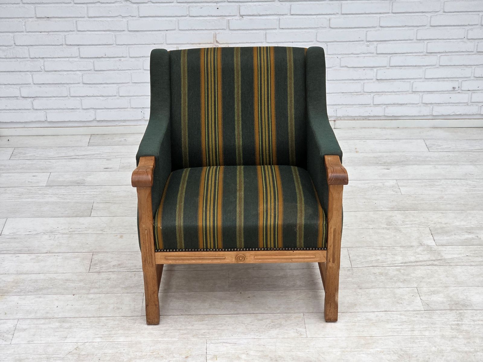 photo for sale Ca. jaren 1970, Deense fauteuil, groene meubelwol, massief eikenhout.