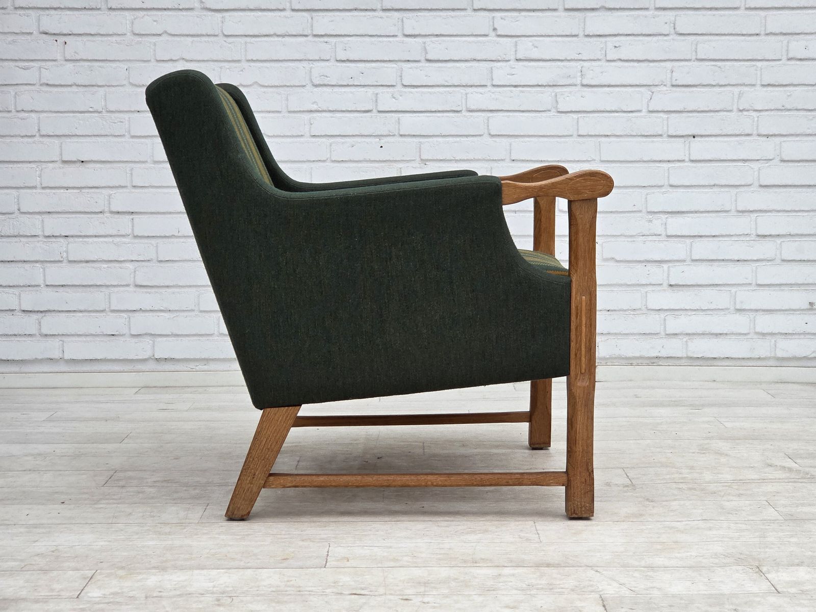 Meubels Ca. jaren 1970, Deense fauteuil, groene meubelwol, massief eikenhout. photo