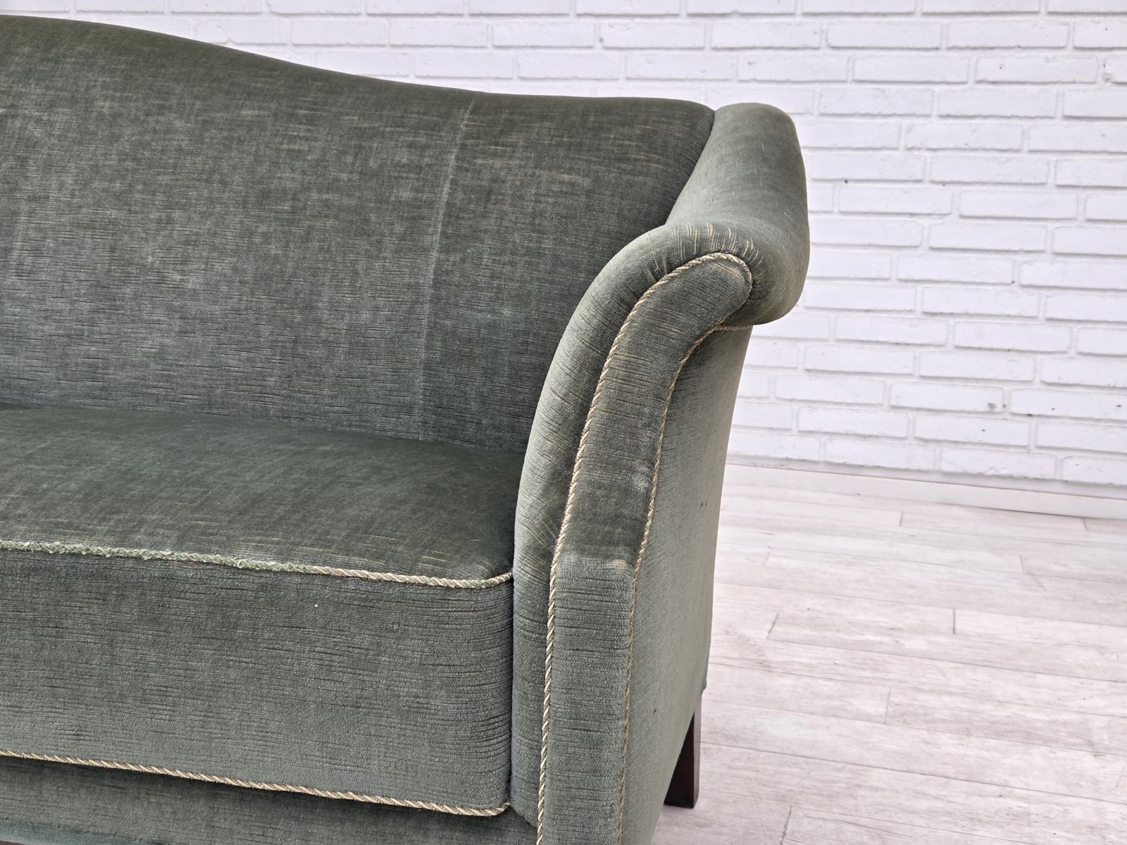 Jaren 1960, 3-zitsbank Deens design, groen meubelvelours. photo for sale