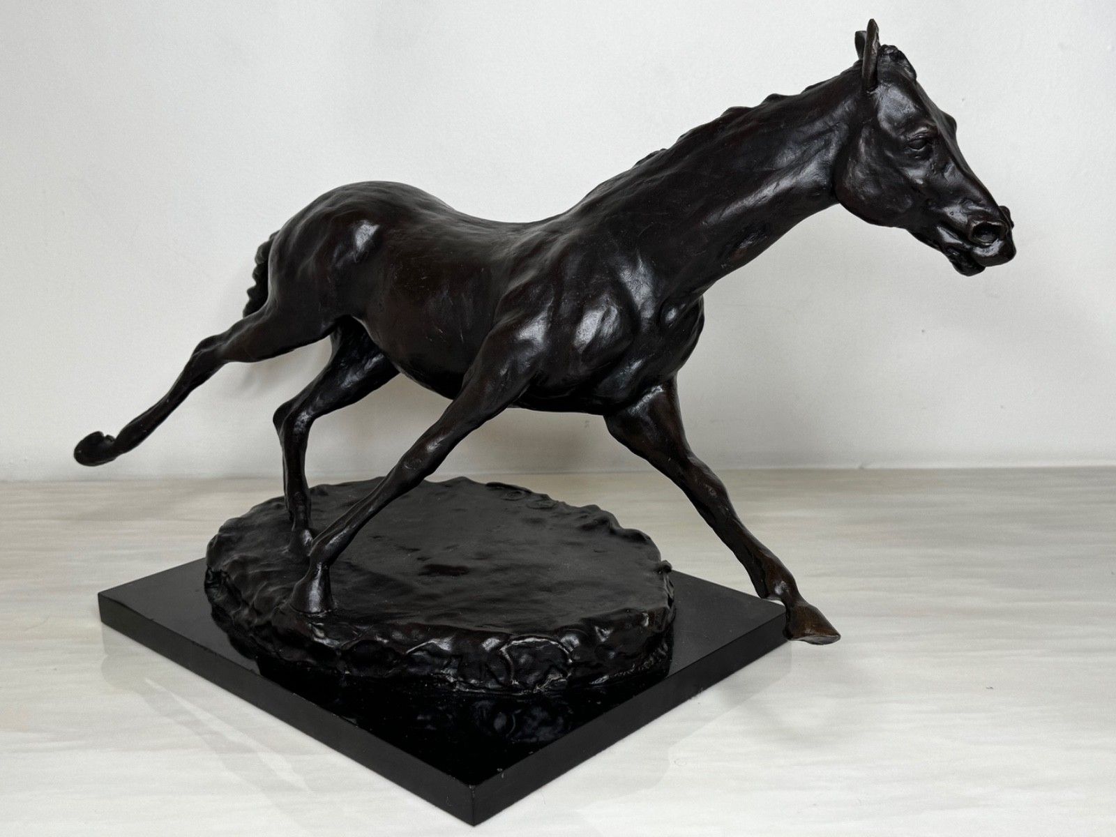 Bronzen ruiterstandbeeld "Galloping Horse" van Enzo Plazzotta, limited edition nr. 6/9 photo furniture