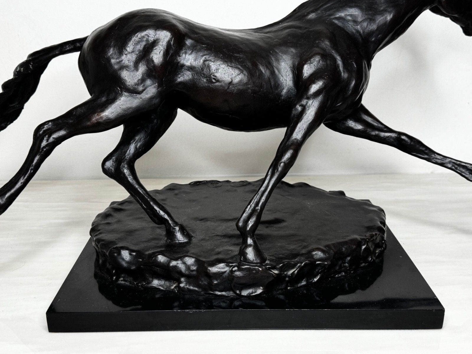 Bronzen ruiterstandbeeld "Galloping Horse" van Enzo Plazzotta, limited edition nr. 6/9 photo for sale