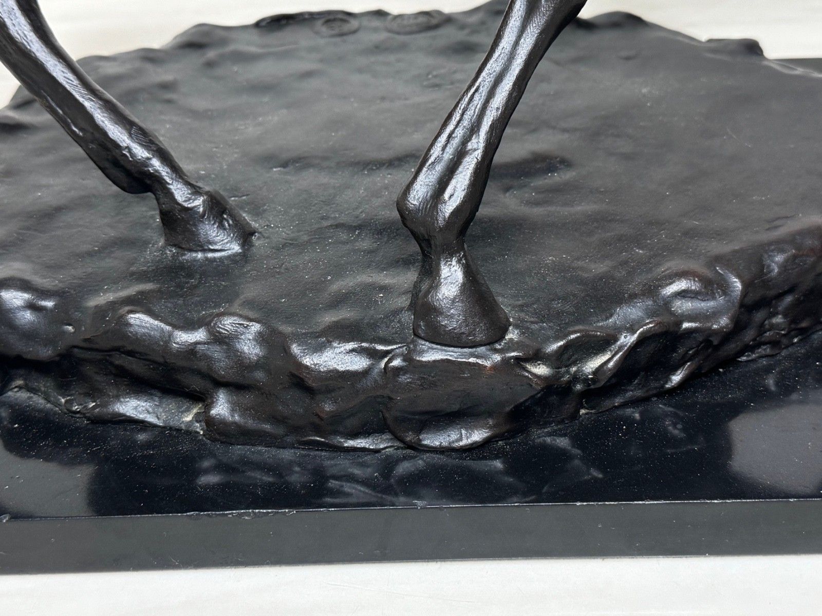 Bronzen ruiterstandbeeld "Galloping Horse" van Enzo Plazzotta, limited edition nr. 6/9 photo vinterior