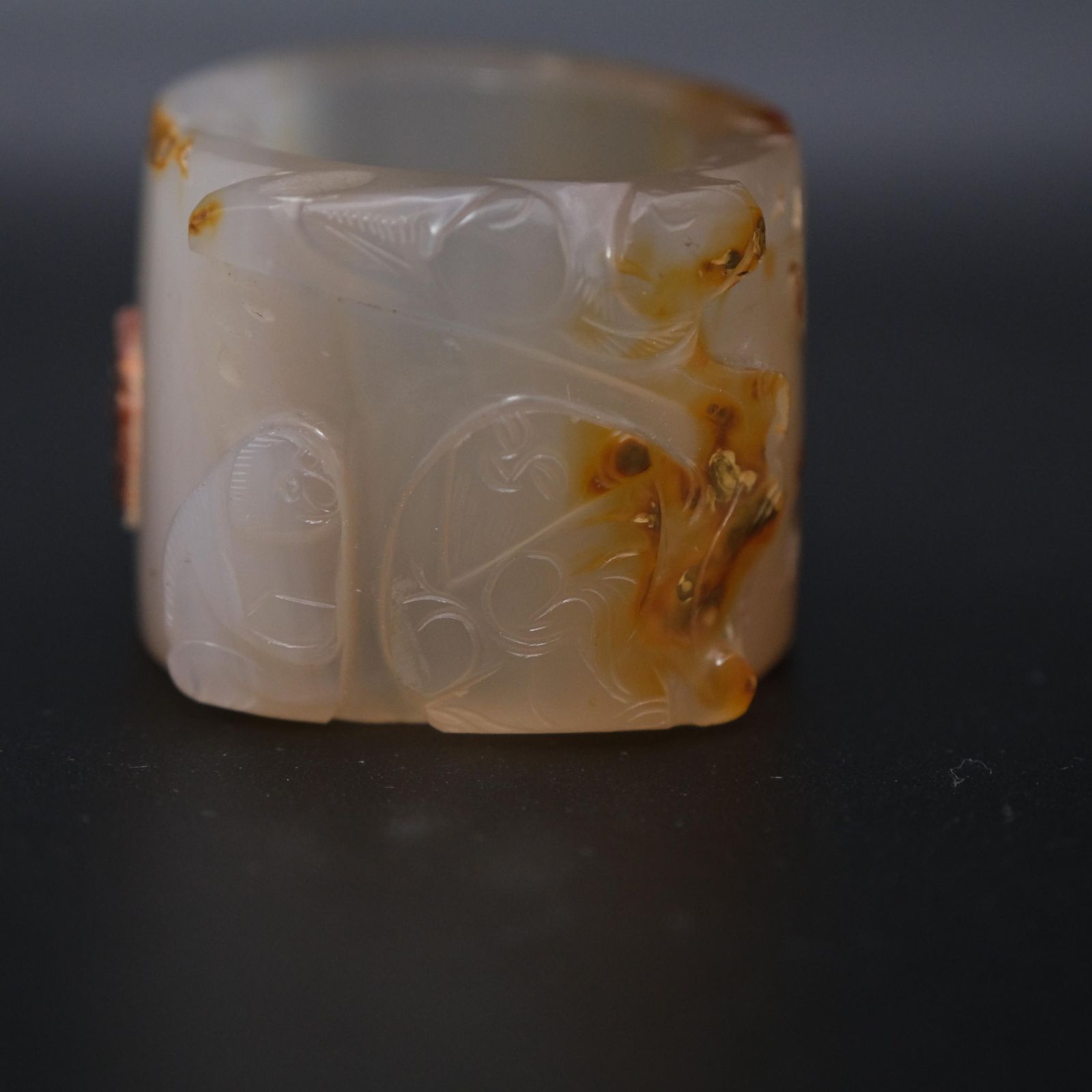 Chinese Gesneden Agaat Boogschuttersring, 20e Eeuw, Reliëfgesneden met Exportwas photo Woonaccessoires