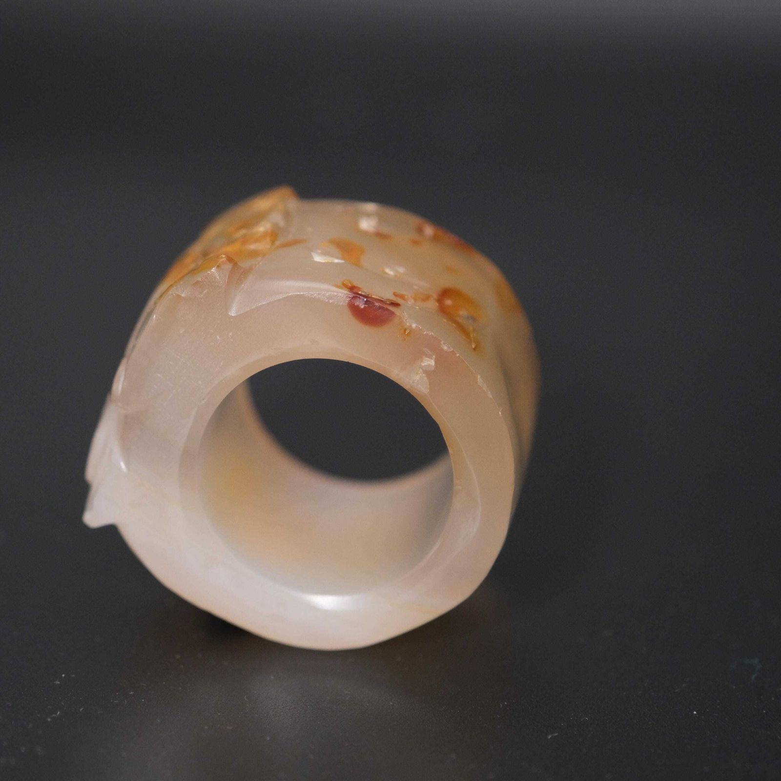 photo buy Chinese Gesneden Agaat Boogschuttersring, 20e Eeuw, Reliëfgesneden met Exportwas