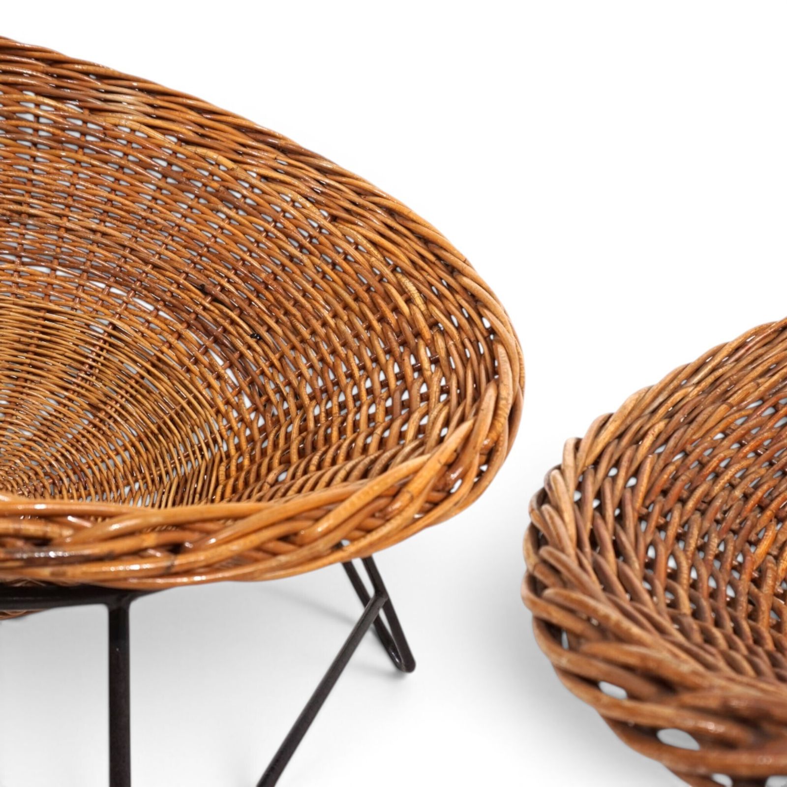 Pod Chairs – Paar rotan/rieten loungstoelen op metalen frame, 1970 photo Meubels