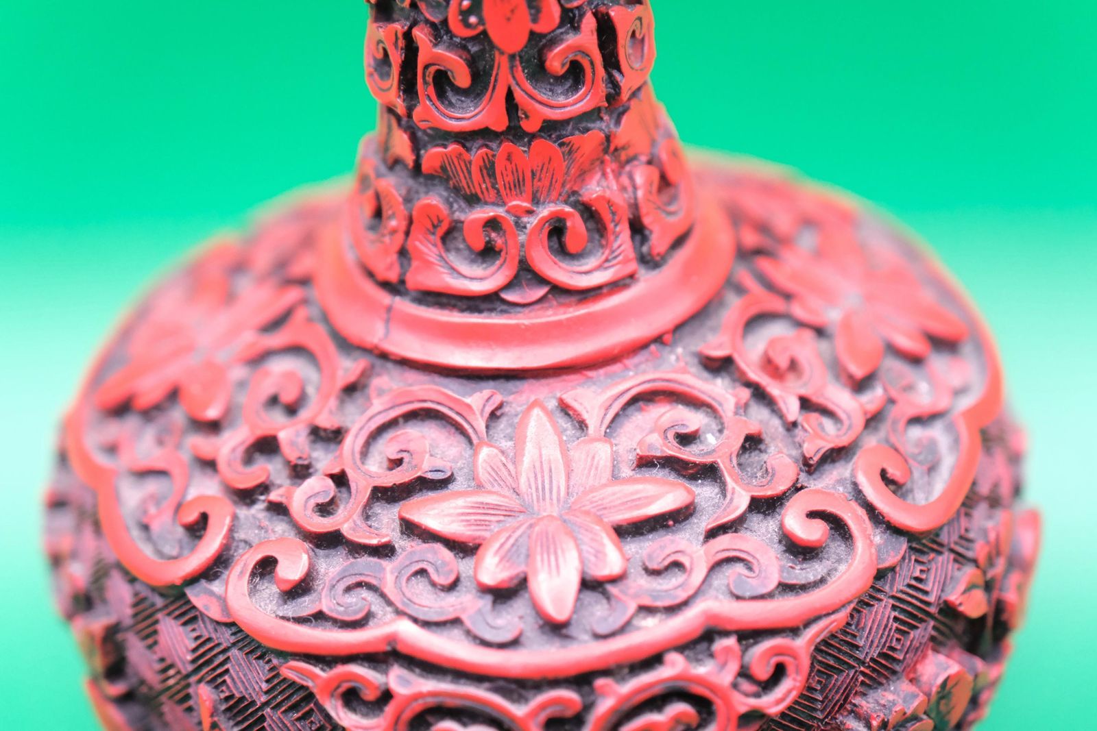 photo vintage Chinese Cinnabar Style Vases, Faux Lacquer Resin, Chinese Cinnabar Style Baluster Vases