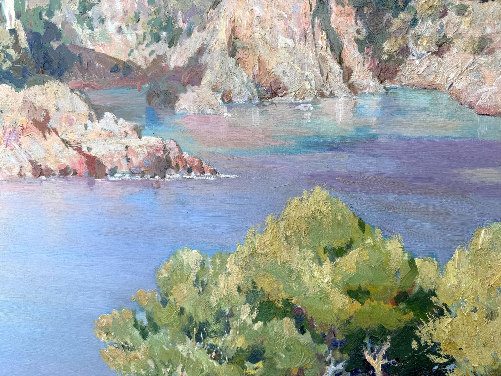 Josep María Vilá Cañellas Grand paysage côtier méditerranéen avec crique rocheuse, pins et maison blanche, 1969 photo 1900.0