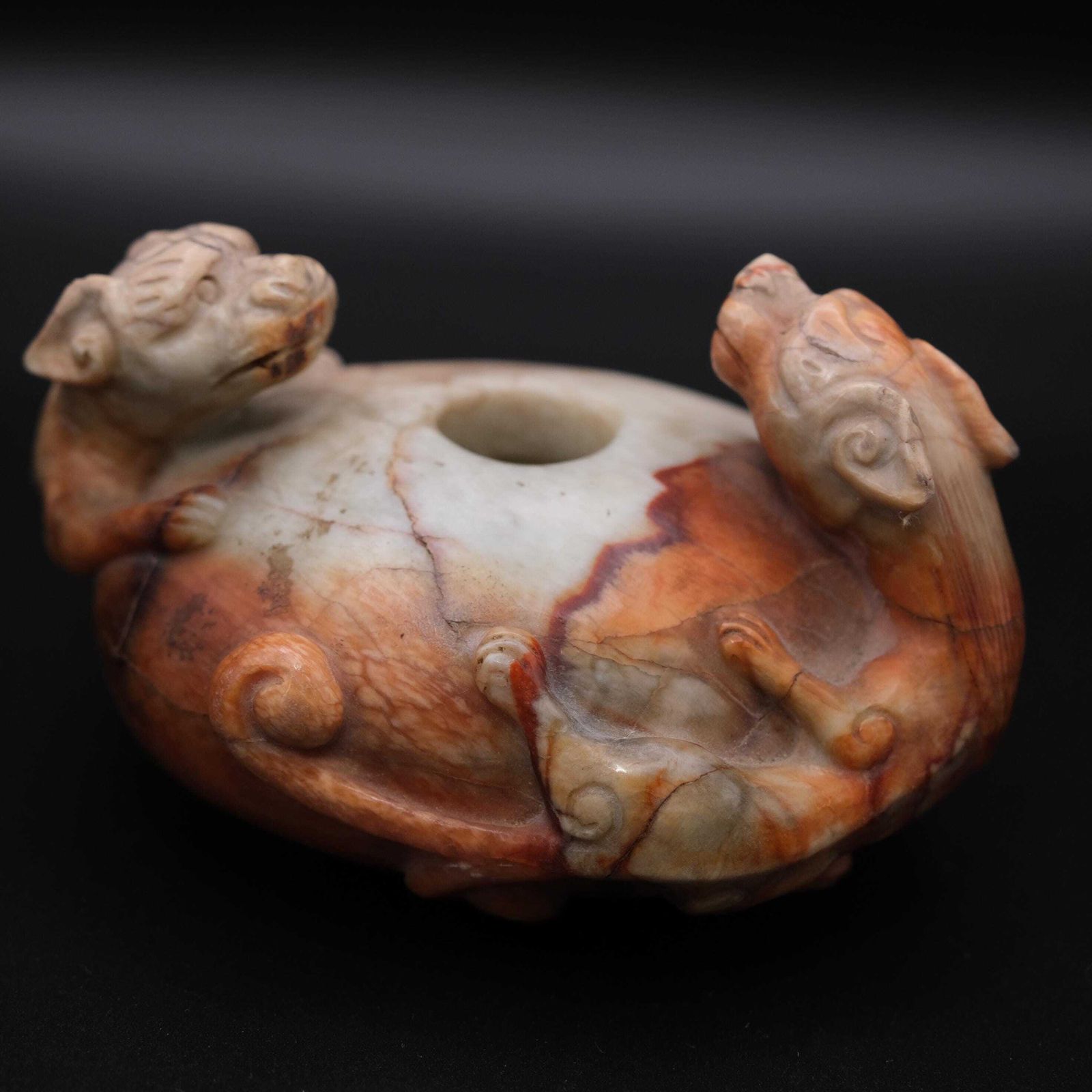 photo furniture Chinees gesneden hardsteen chilong draak waterdruppelaar / penseelwasser, 20e eeuw, scholar's desk piece