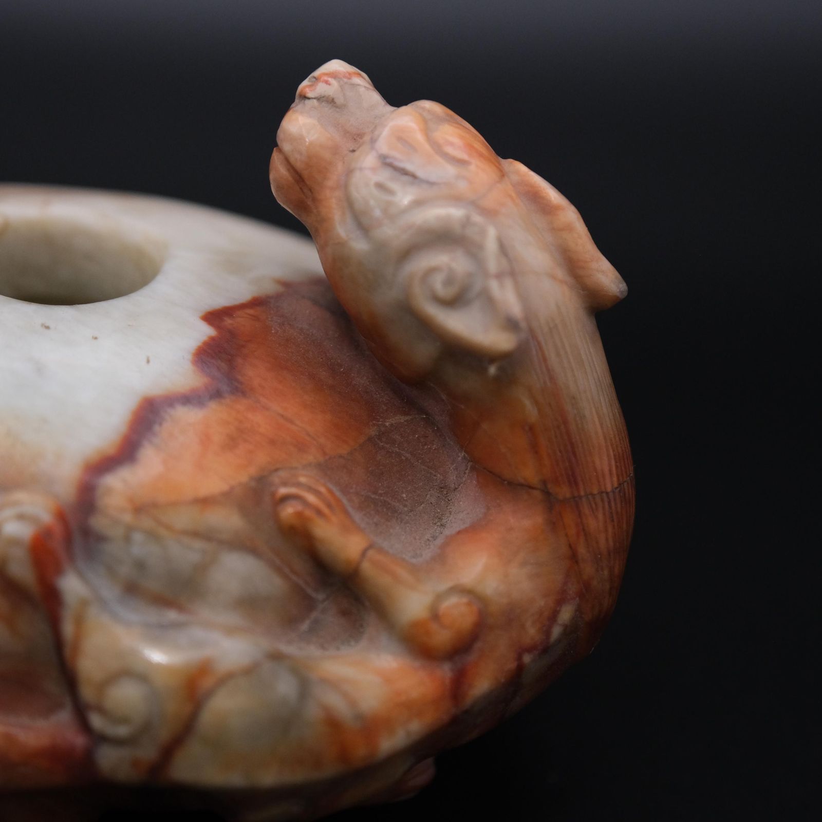 photo for sale Chinees gesneden hardsteen chilong draak waterdruppelaar / penseelwasser, 20e eeuw, scholar's desk piece