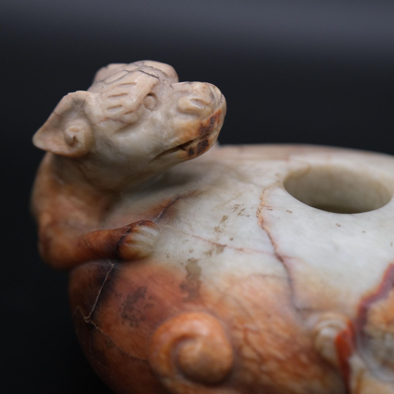 Woonaccessoires Chinees gesneden hardsteen chilong draak waterdruppelaar / penseelwasser, 20e eeuw, scholar's desk piece photo