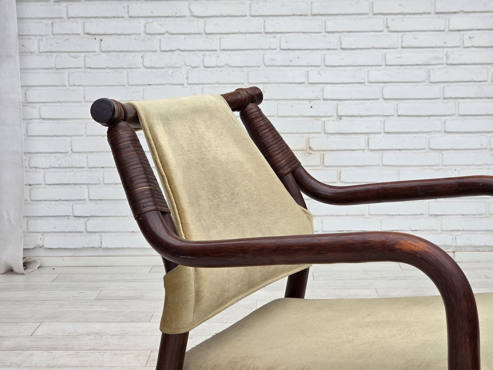 Ca. jaren 1980, paar Scandinavische fauteuils, meubelvelours, bamboe. photo for sale