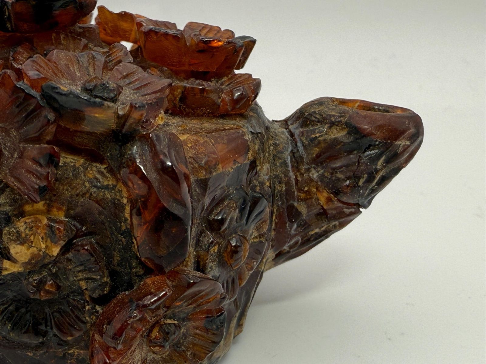 photo furniture Antiek Chinees gesneden amber miniatuur wijnpot, prunus/pruimbloesemdecor in reliëf, late Qing-dynastie - zoals gevonden, met schade