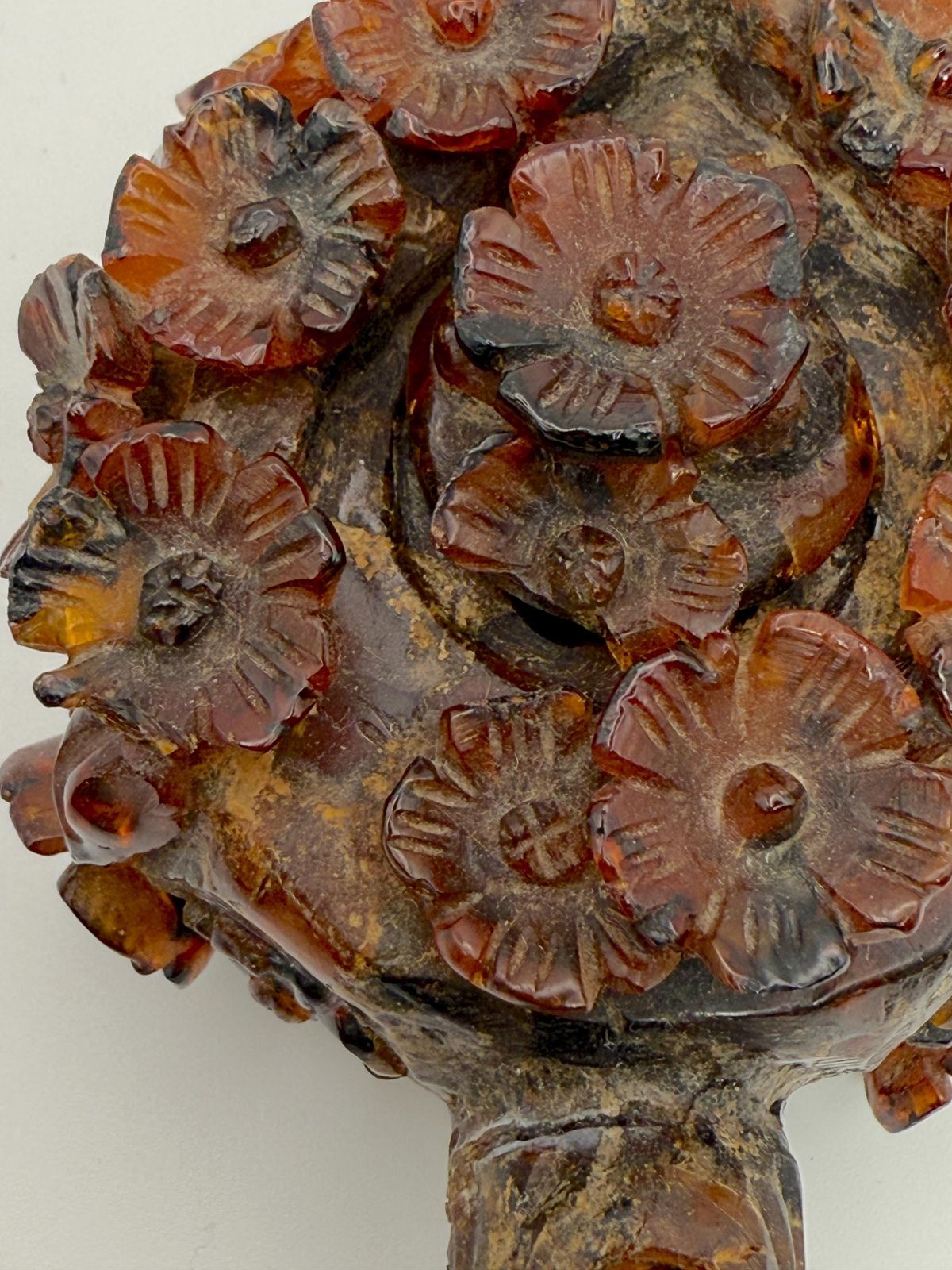 photo vintage Antiek Chinees gesneden amber miniatuur wijnpot, prunus/pruimbloesemdecor in reliëf, late Qing-dynastie - zoals gevonden, met schade